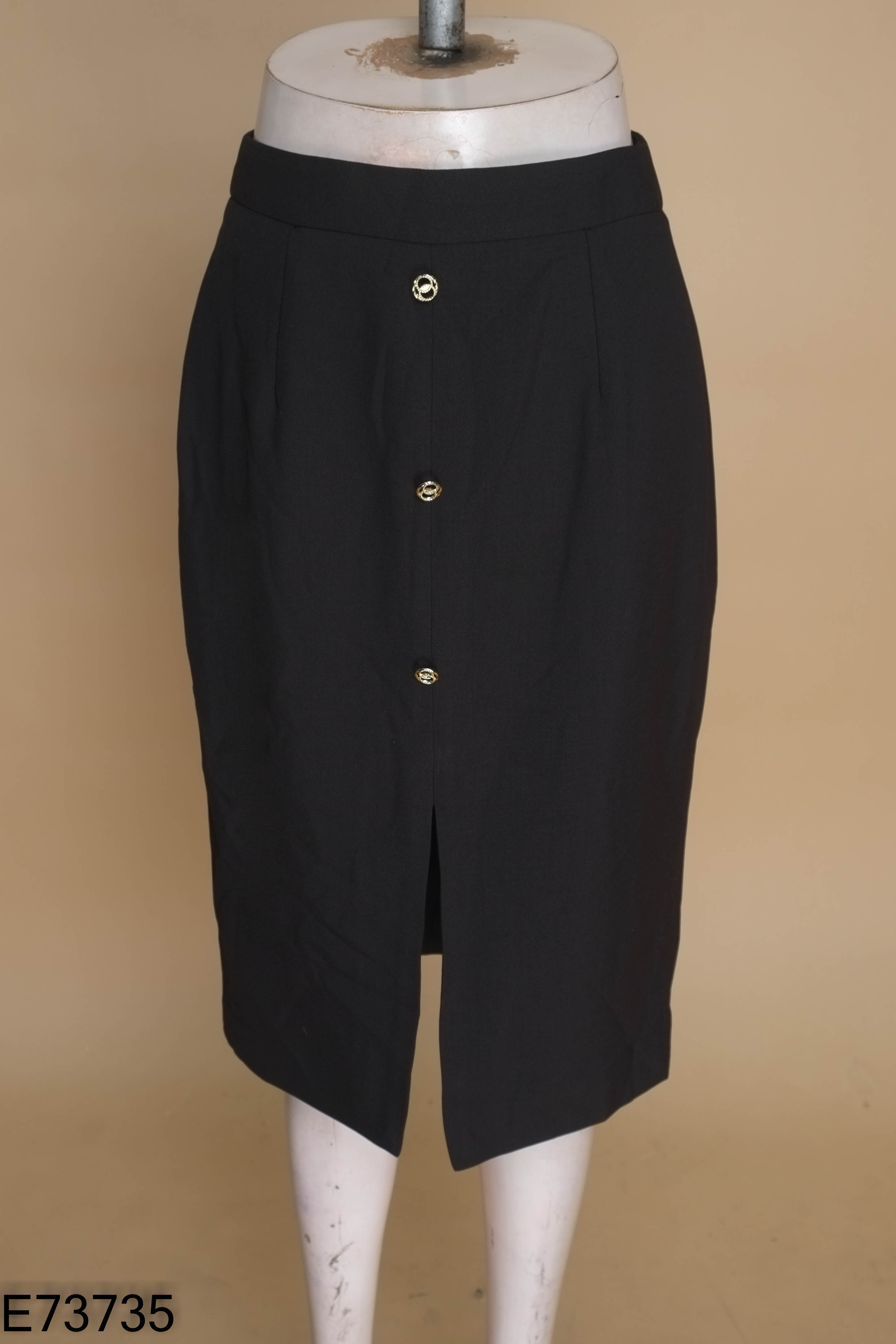 Chân váy đen IVY MODA cúc vàng