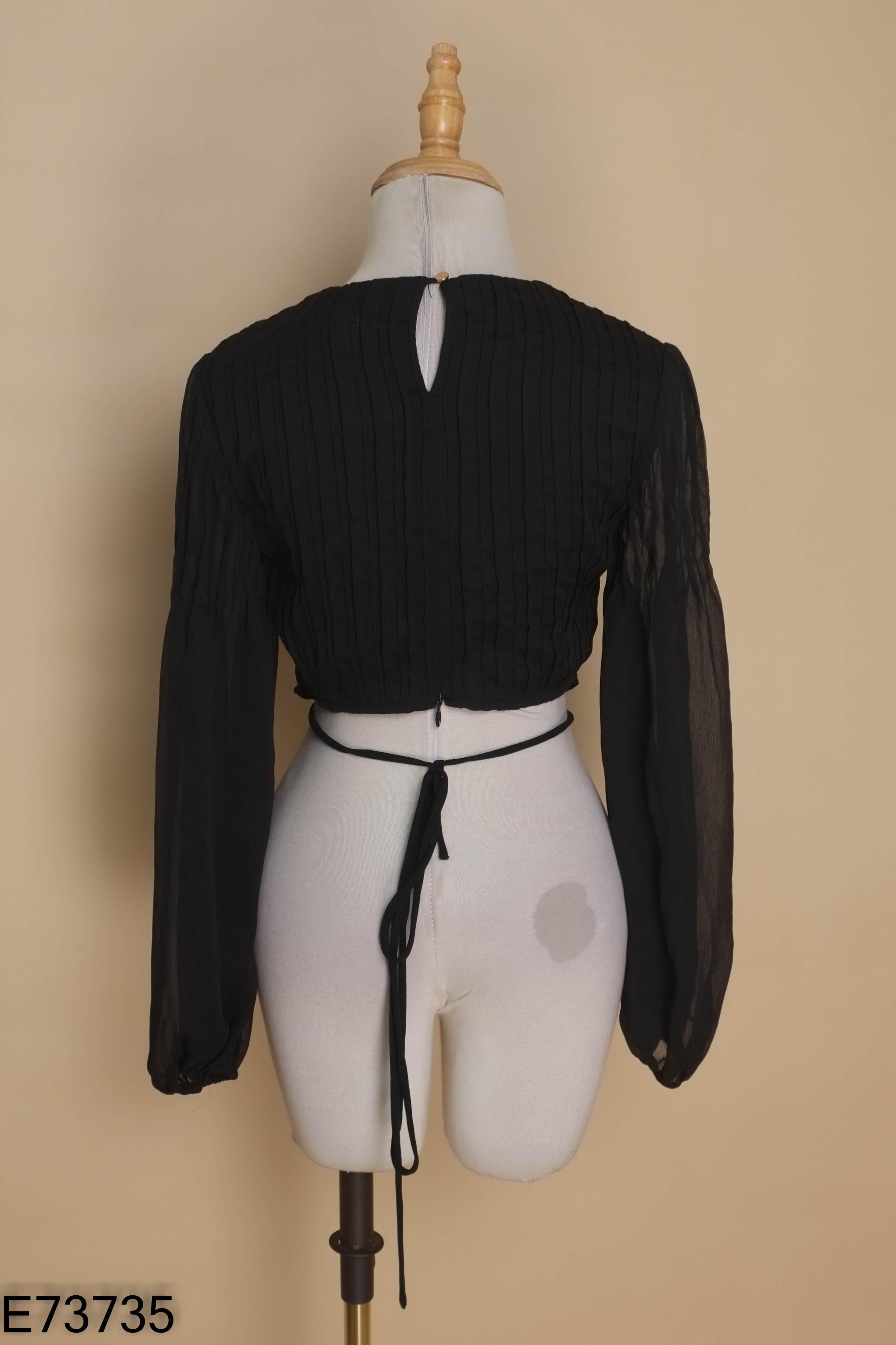 Áo đen IVY MODA gấp ly