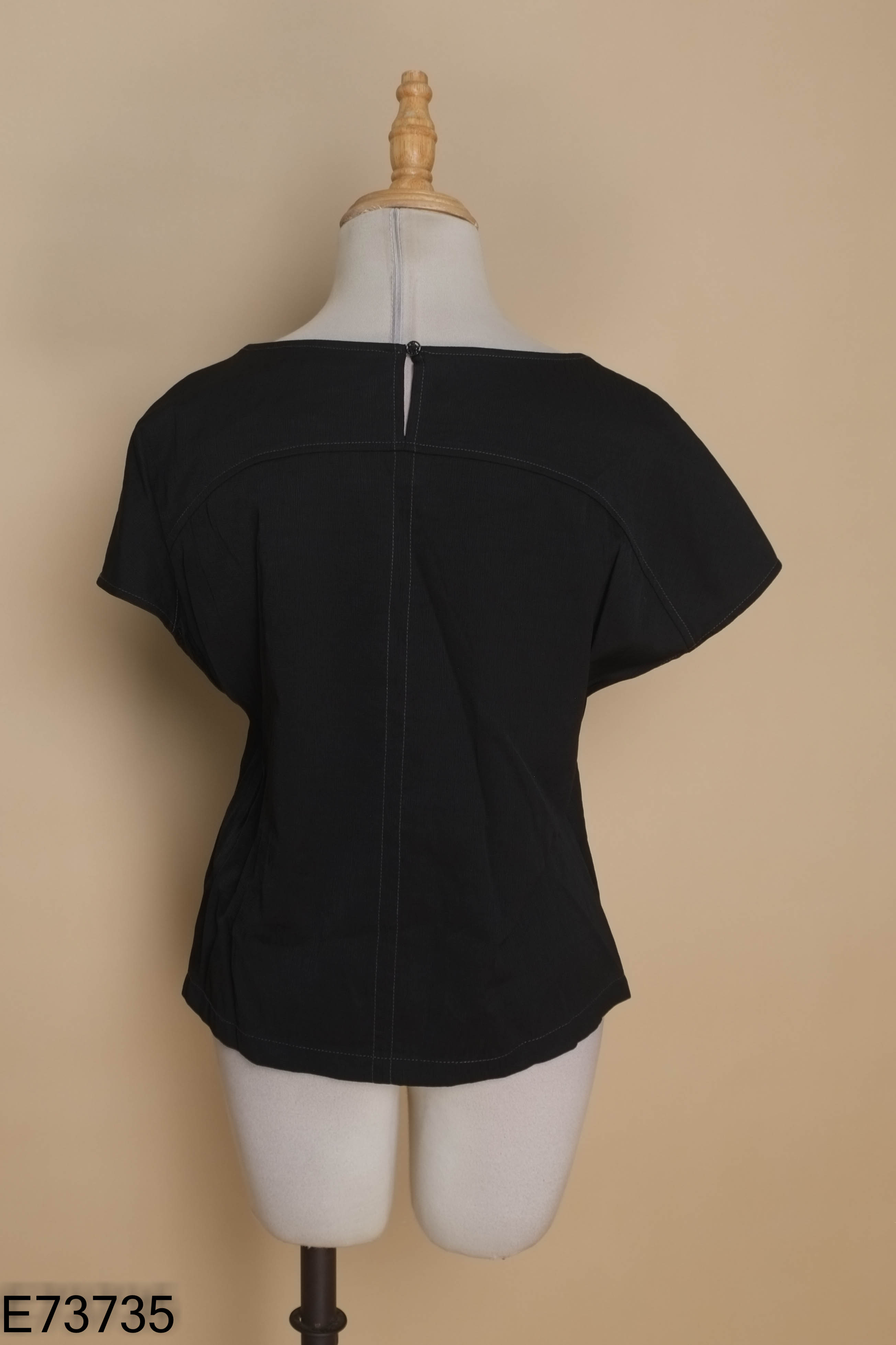 Áo đen IVY MODA viền chỉ