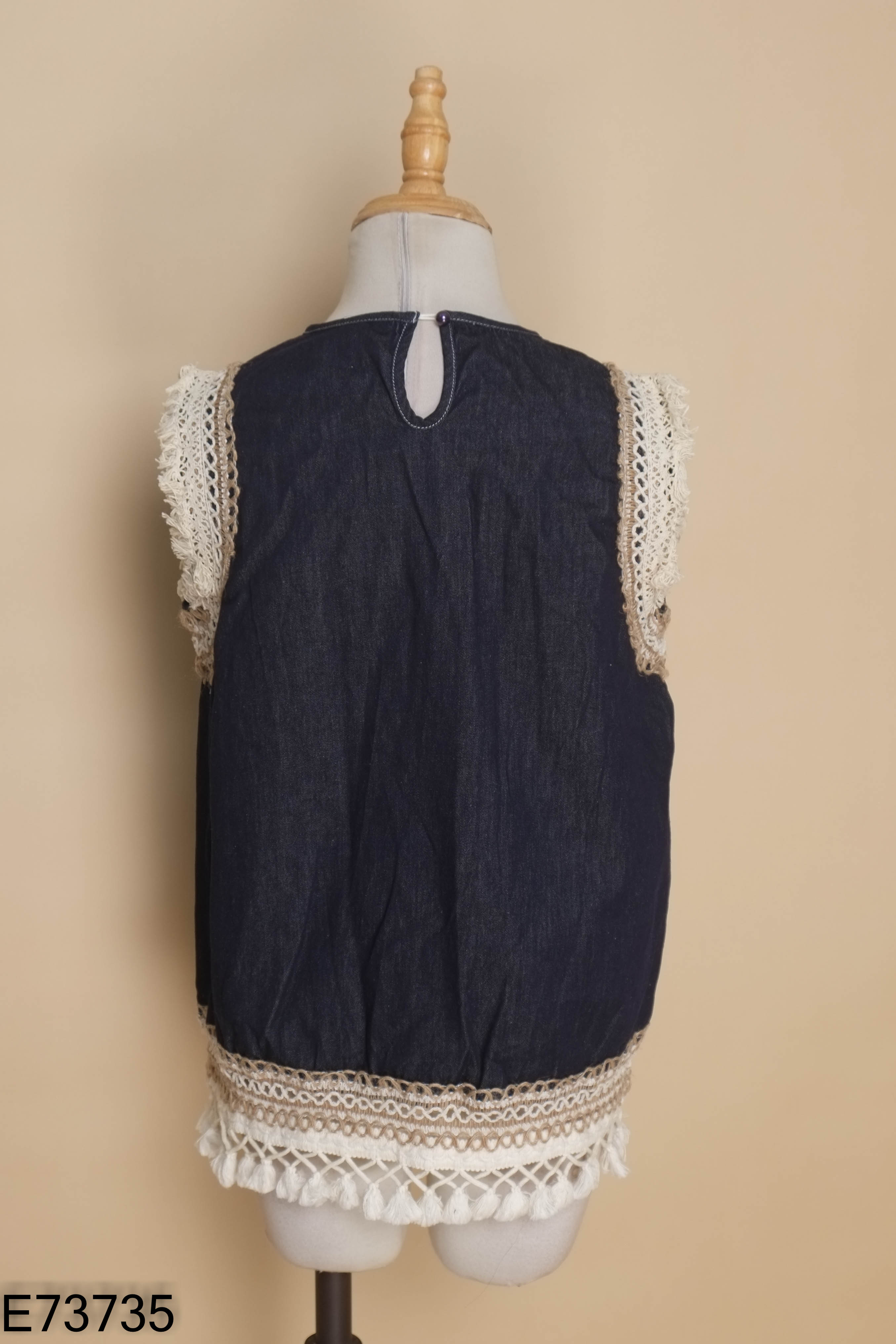 Áo jeans xanh viền ren be