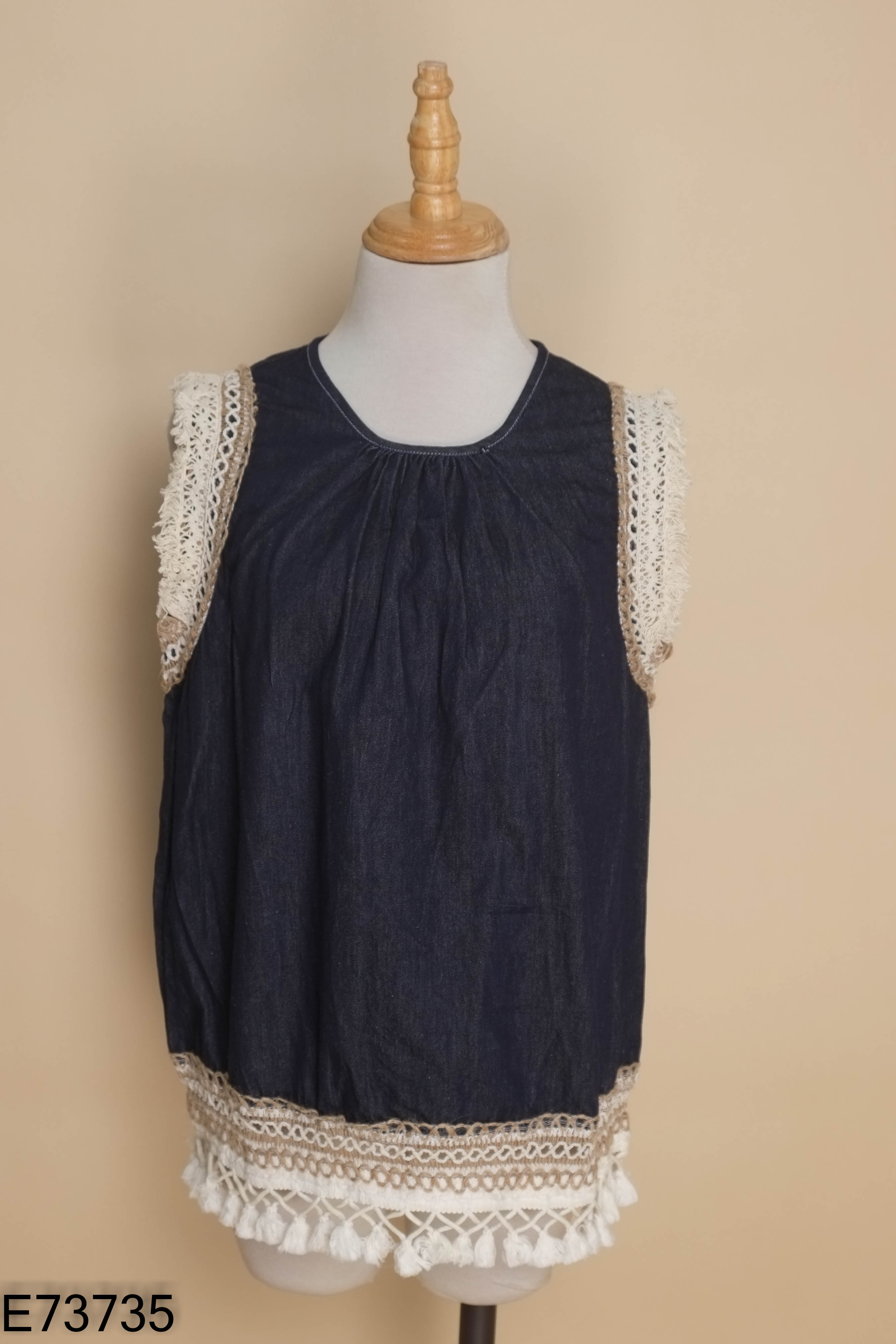 Áo jeans xanh viền ren be