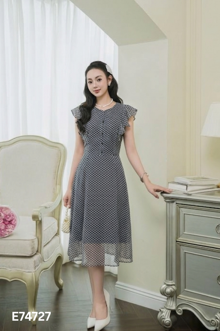 Váy trắng họa tiết đen