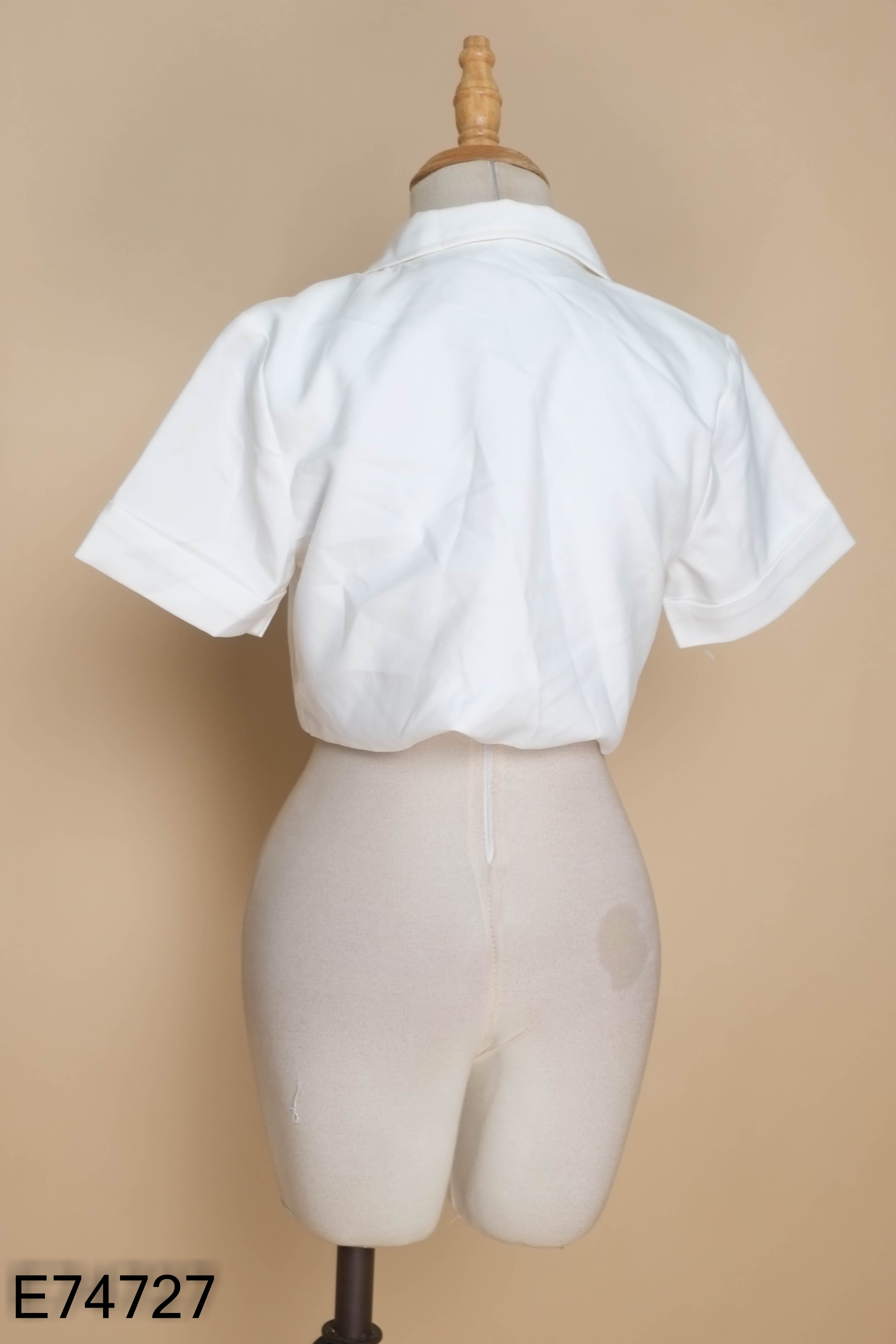 Áo trắng cổ vest