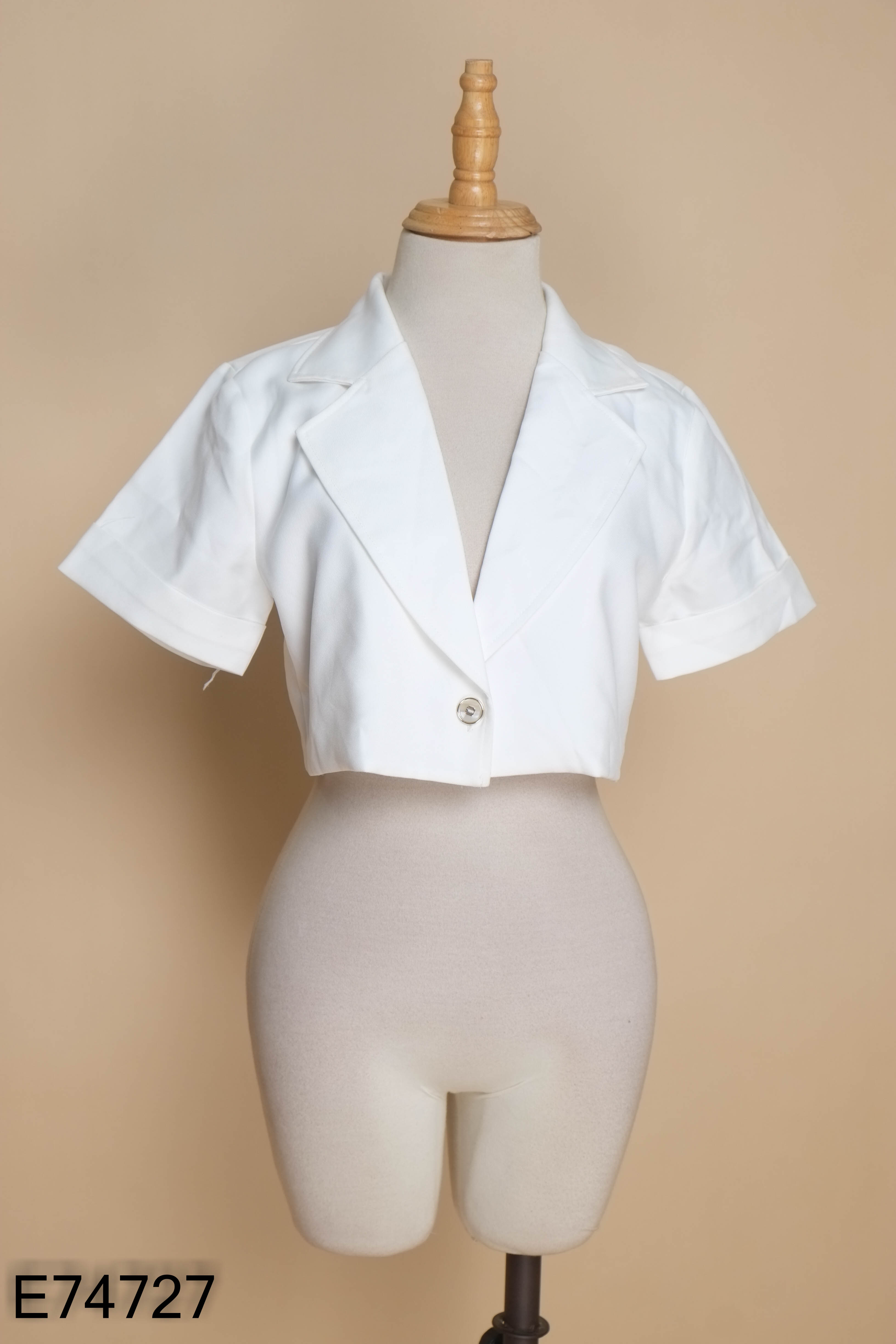 Áo trắng cổ vest