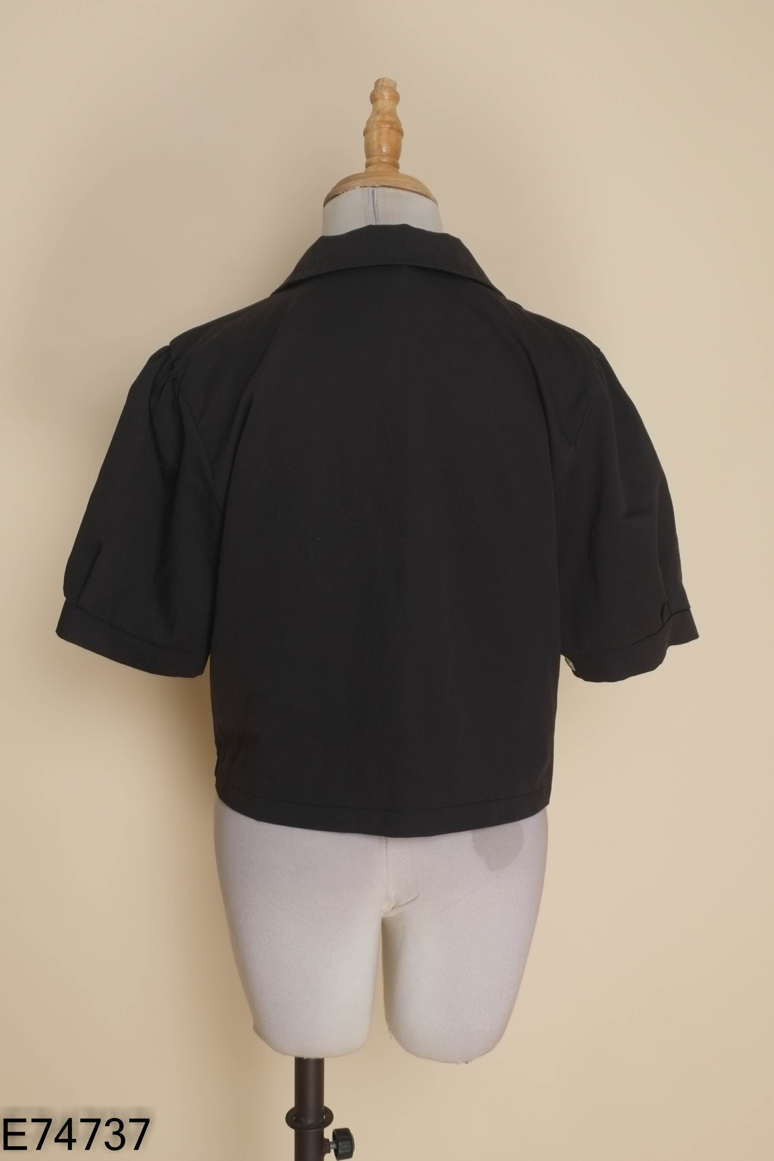 Áo sơ mi đen ngắn cổ vest