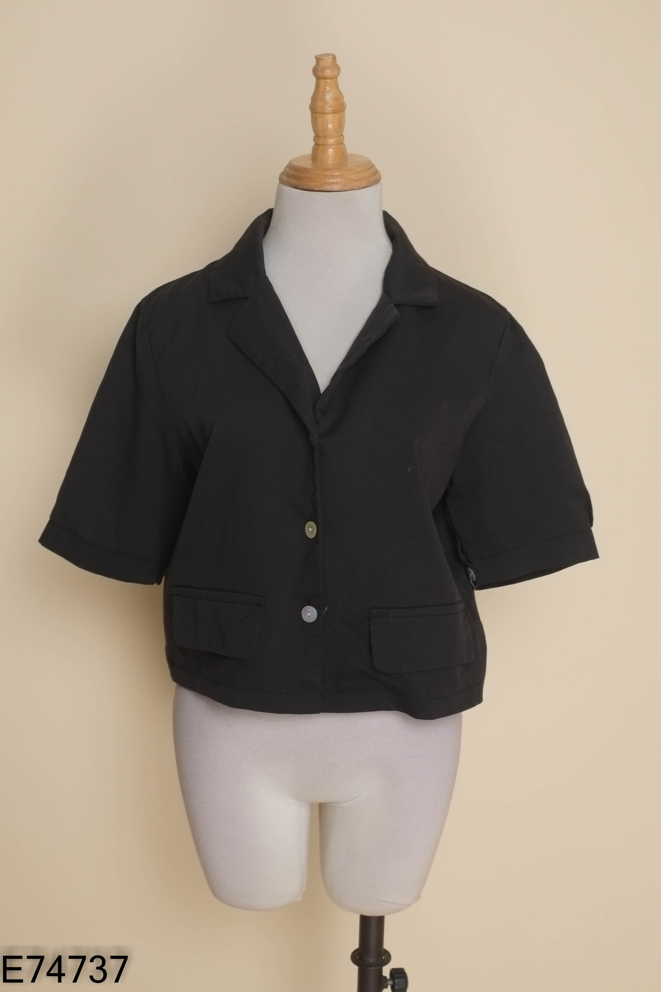 Áo sơ mi đen ngắn cổ vest