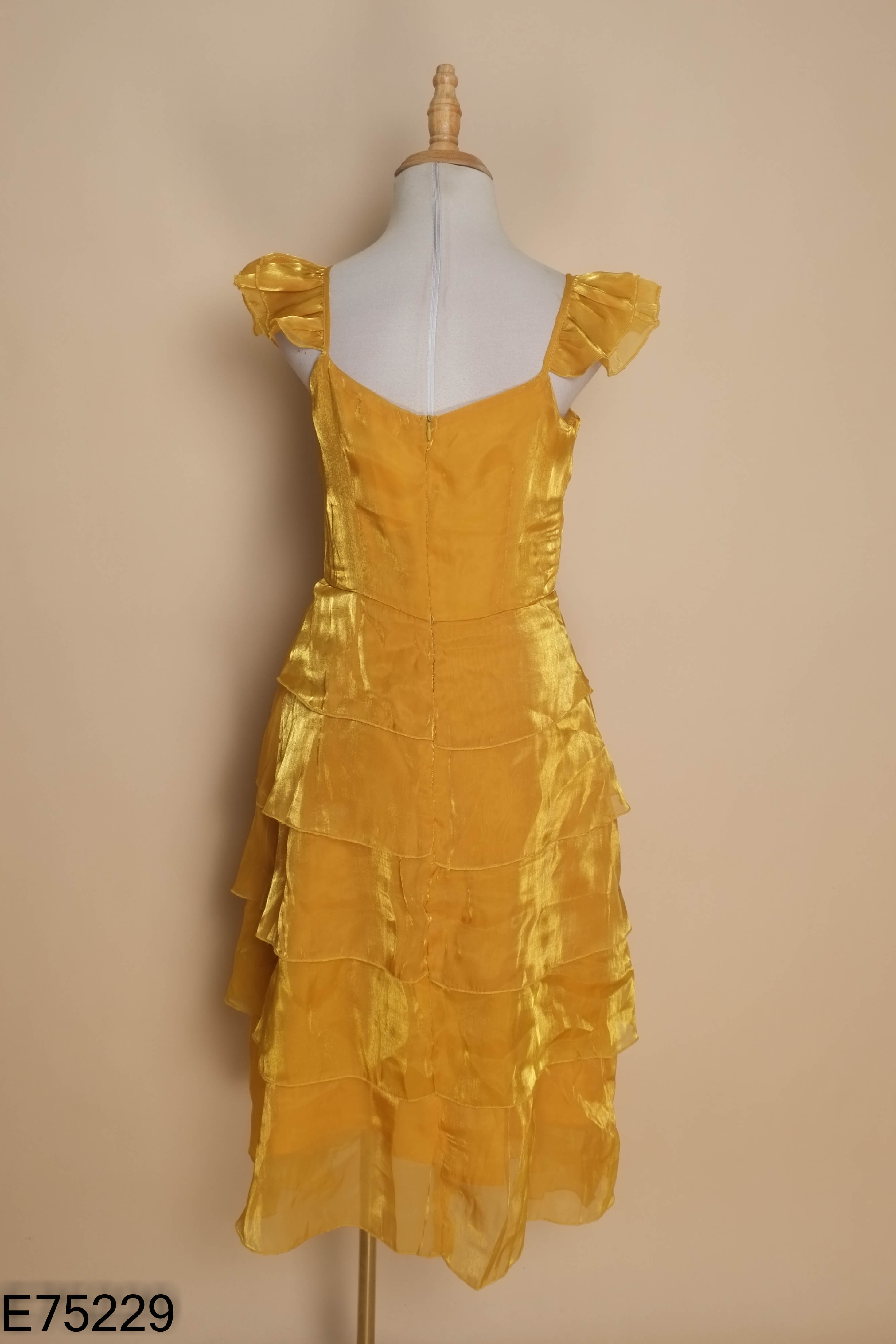 Váy organza vàng xếp tầng