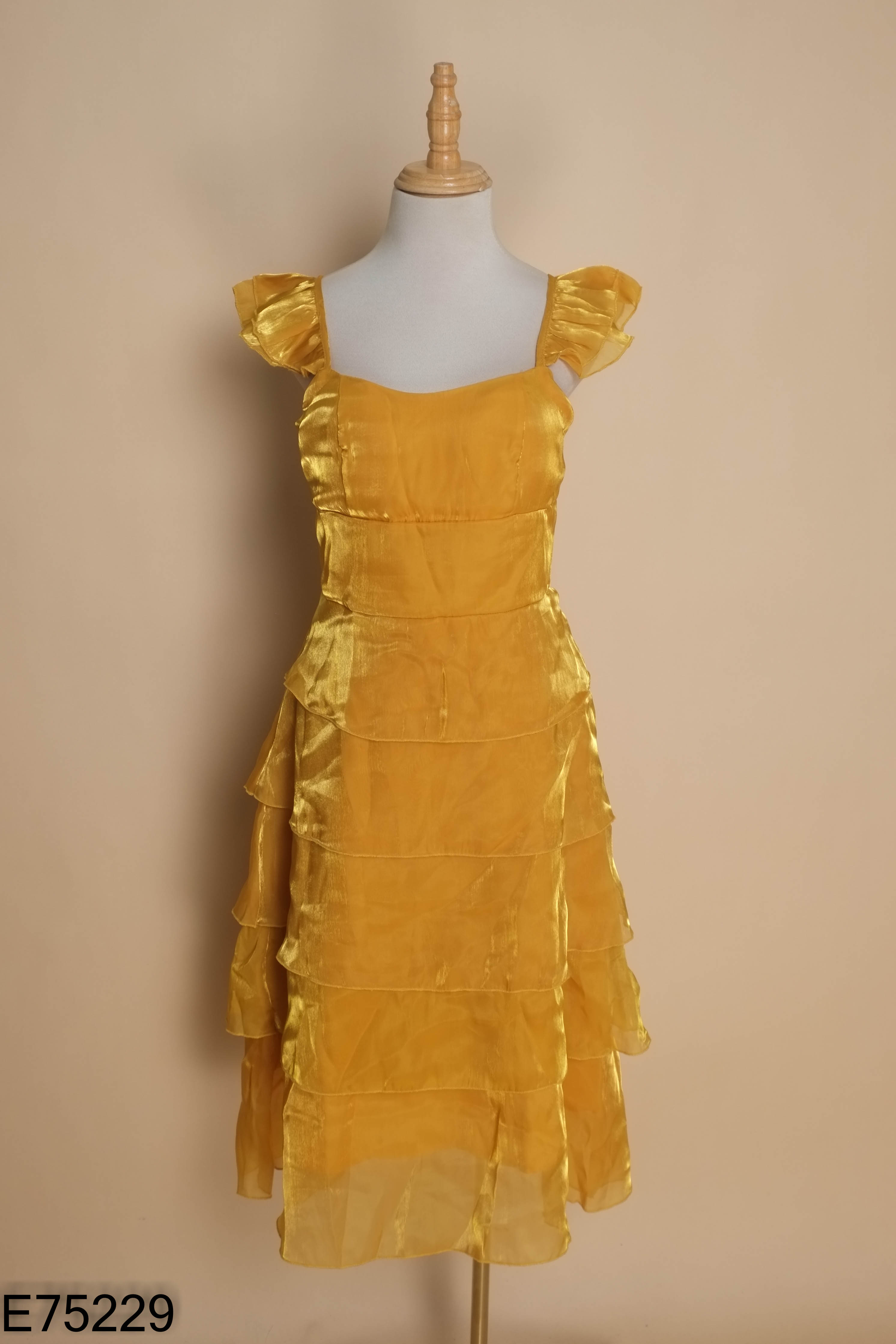 Váy organza vàng xếp tầng