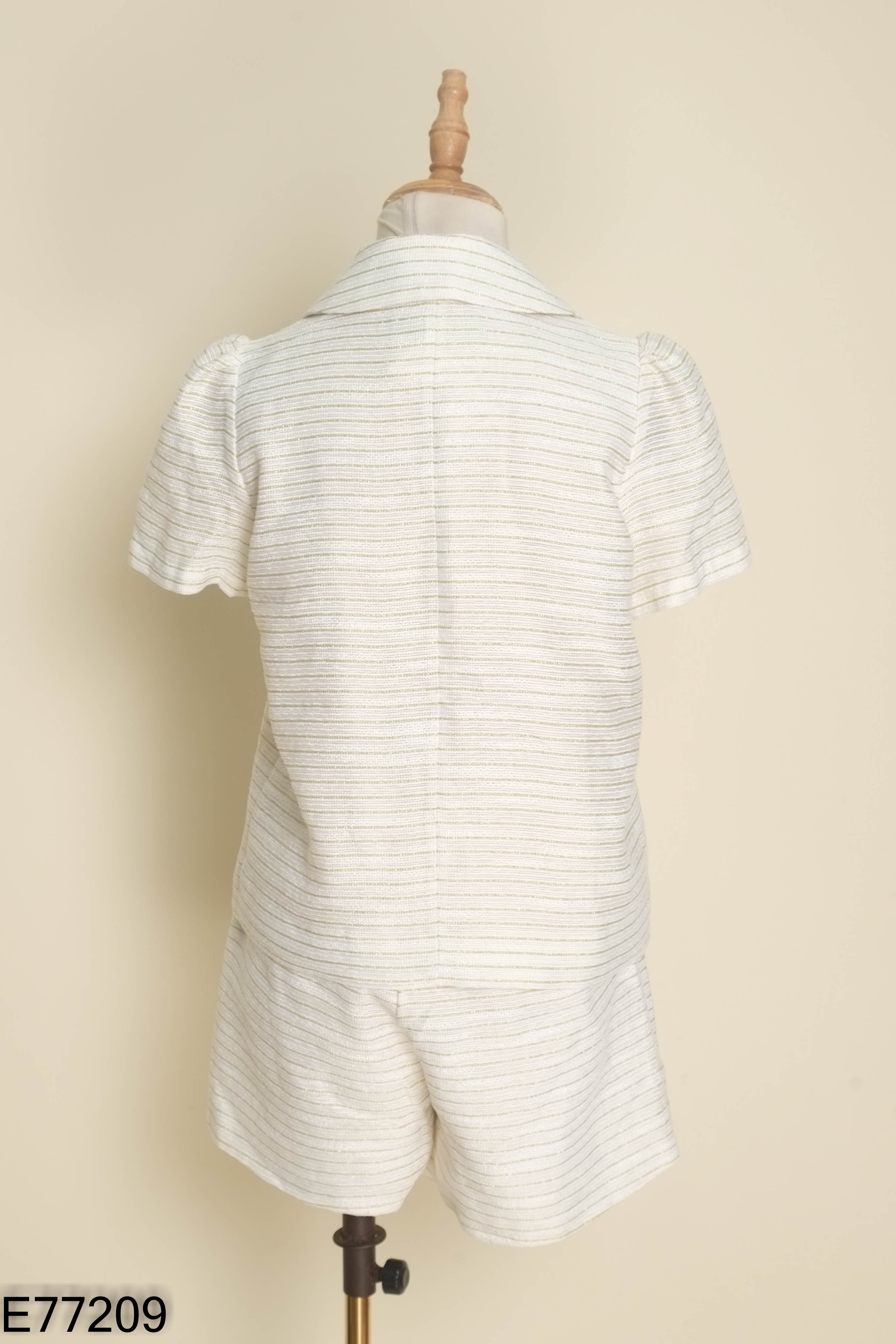 Set Áo trắng cổ vest kẻ vàng + chân váy