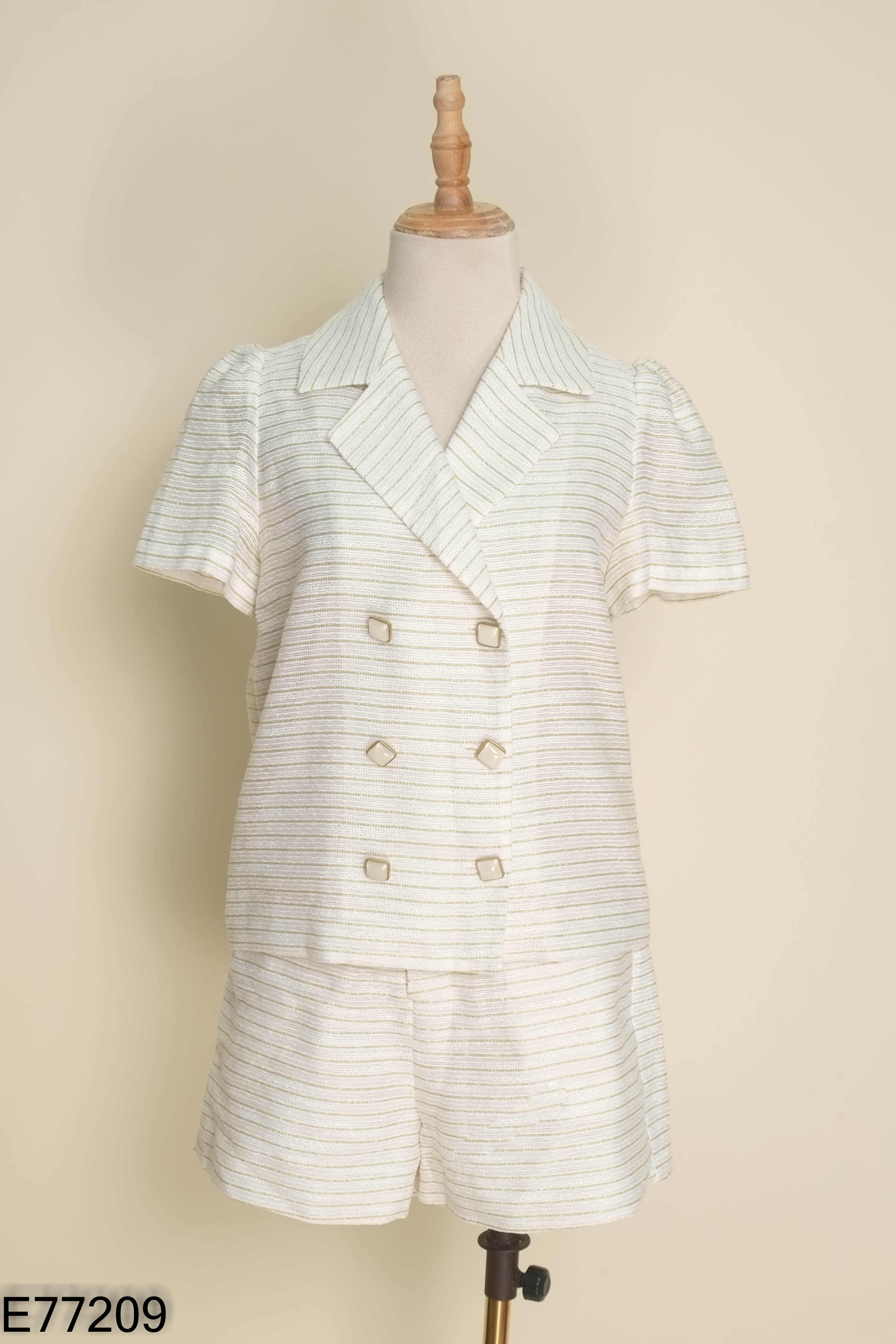 Set Áo trắng cổ vest kẻ vàng + chân váy
