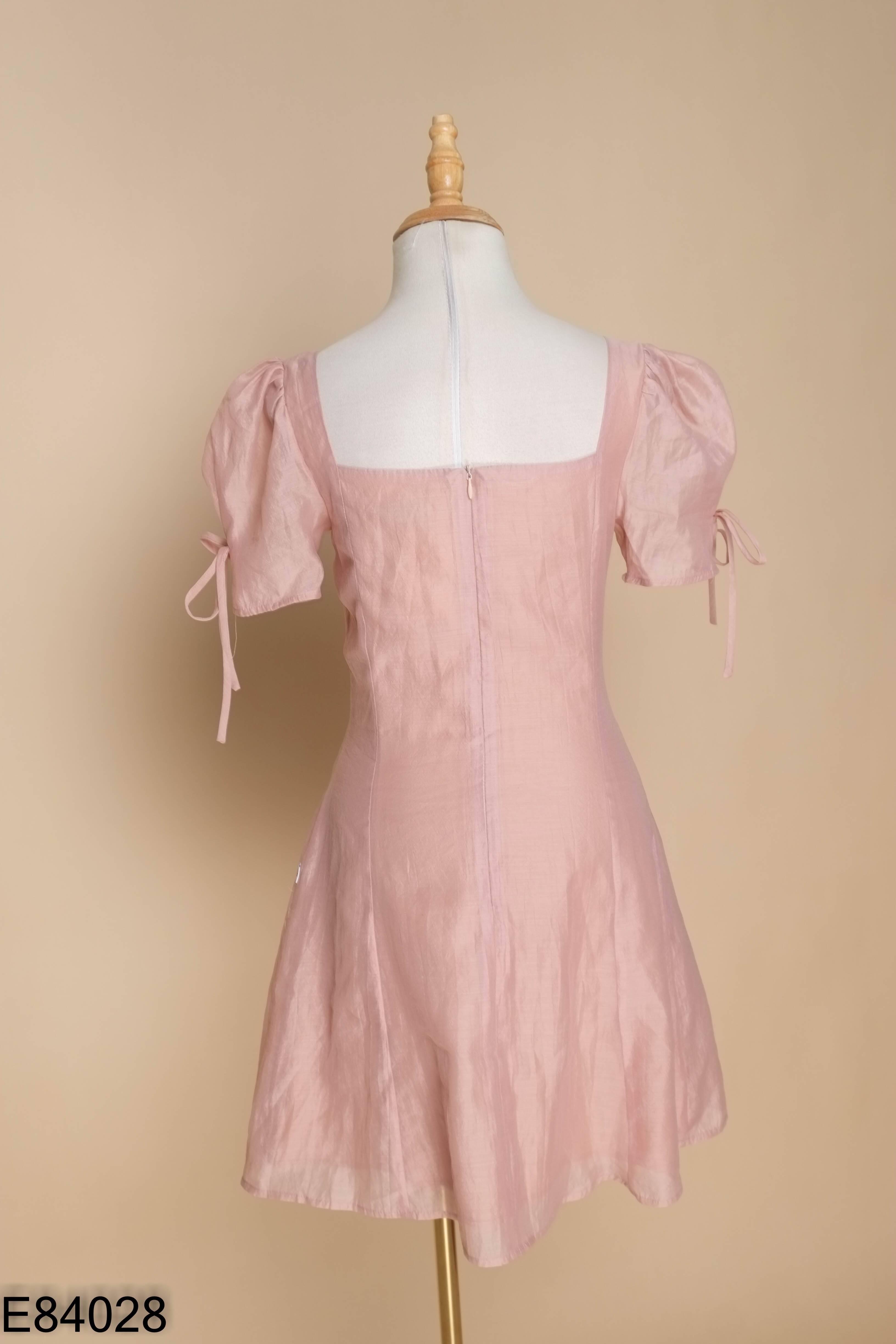 Váy chiffon hồng JM DESIG cổ vuông