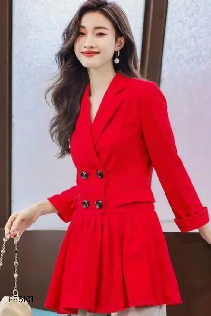 Váy đỏ phối cúc đen xếp ly