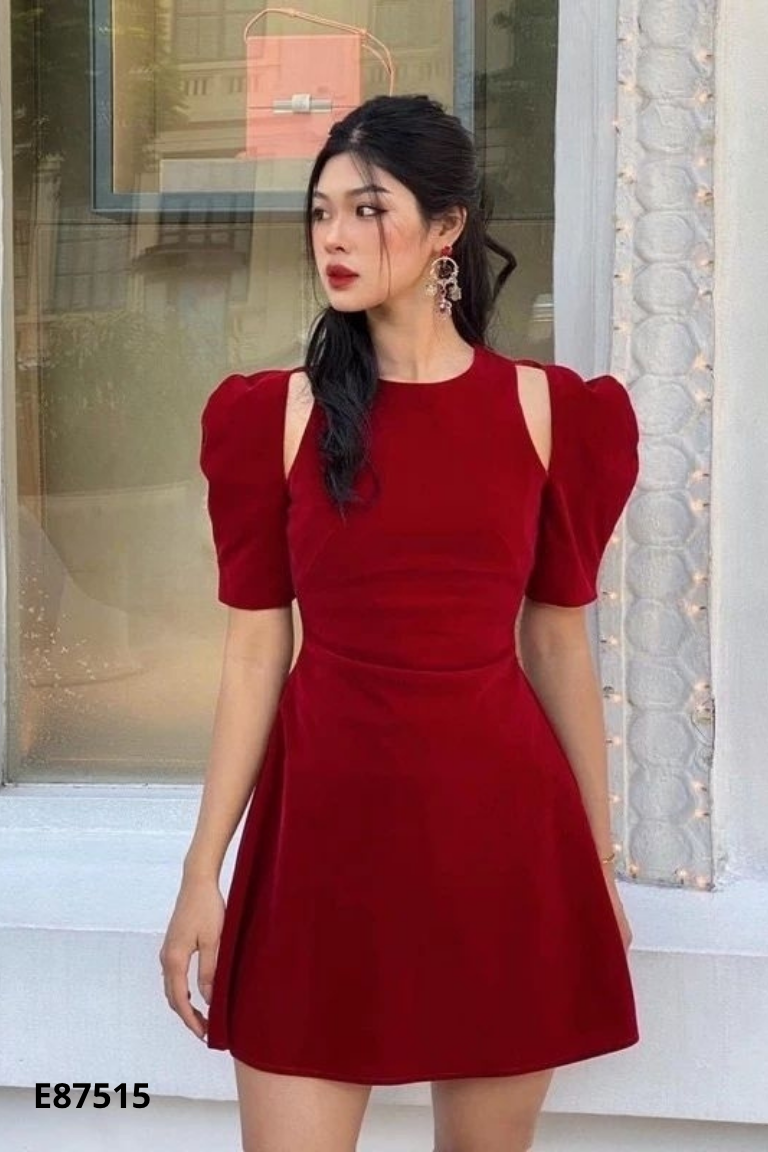 Váy nhung đỏ khoét vai