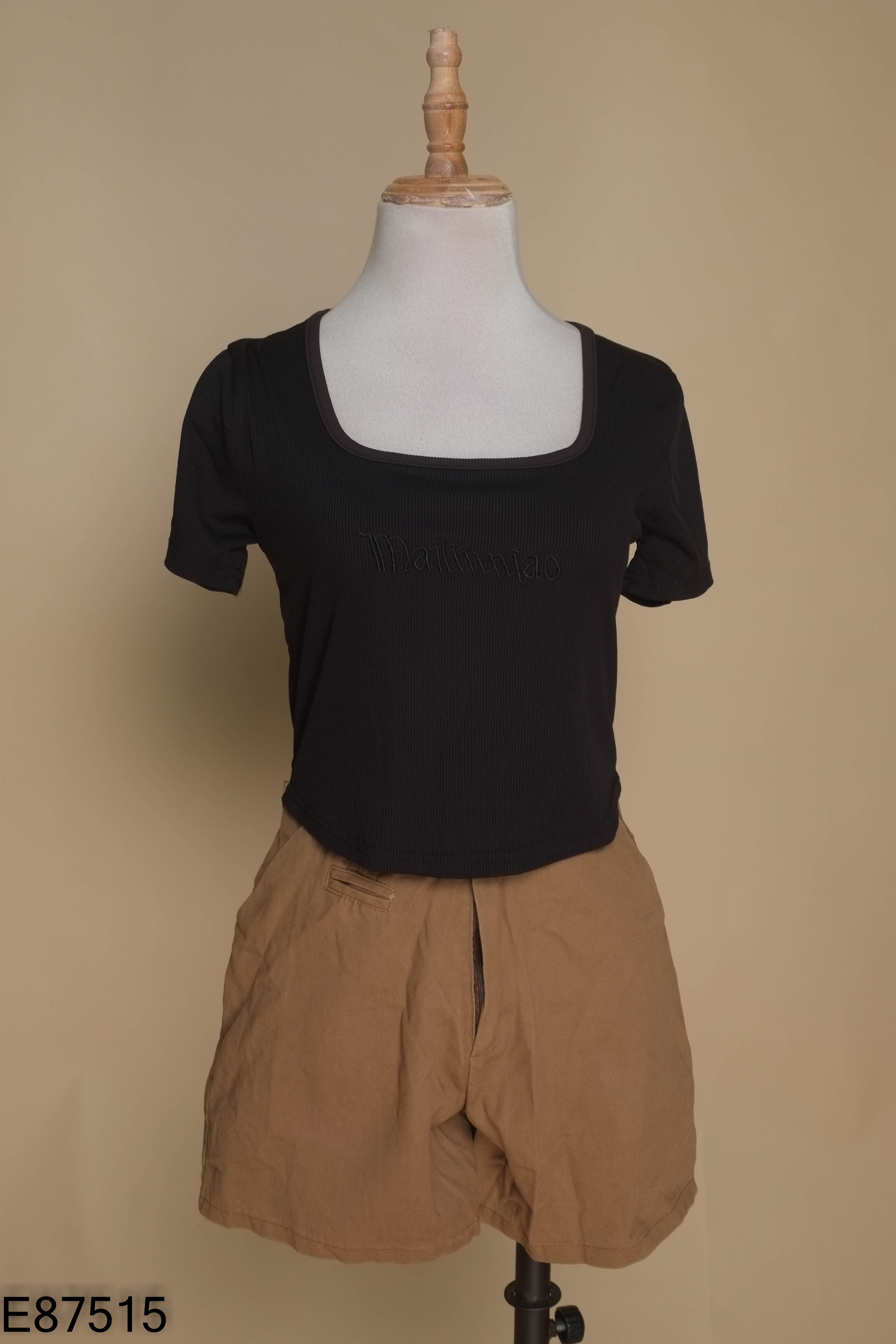 Set Áo đen thêu chữ + quần shorts nâu