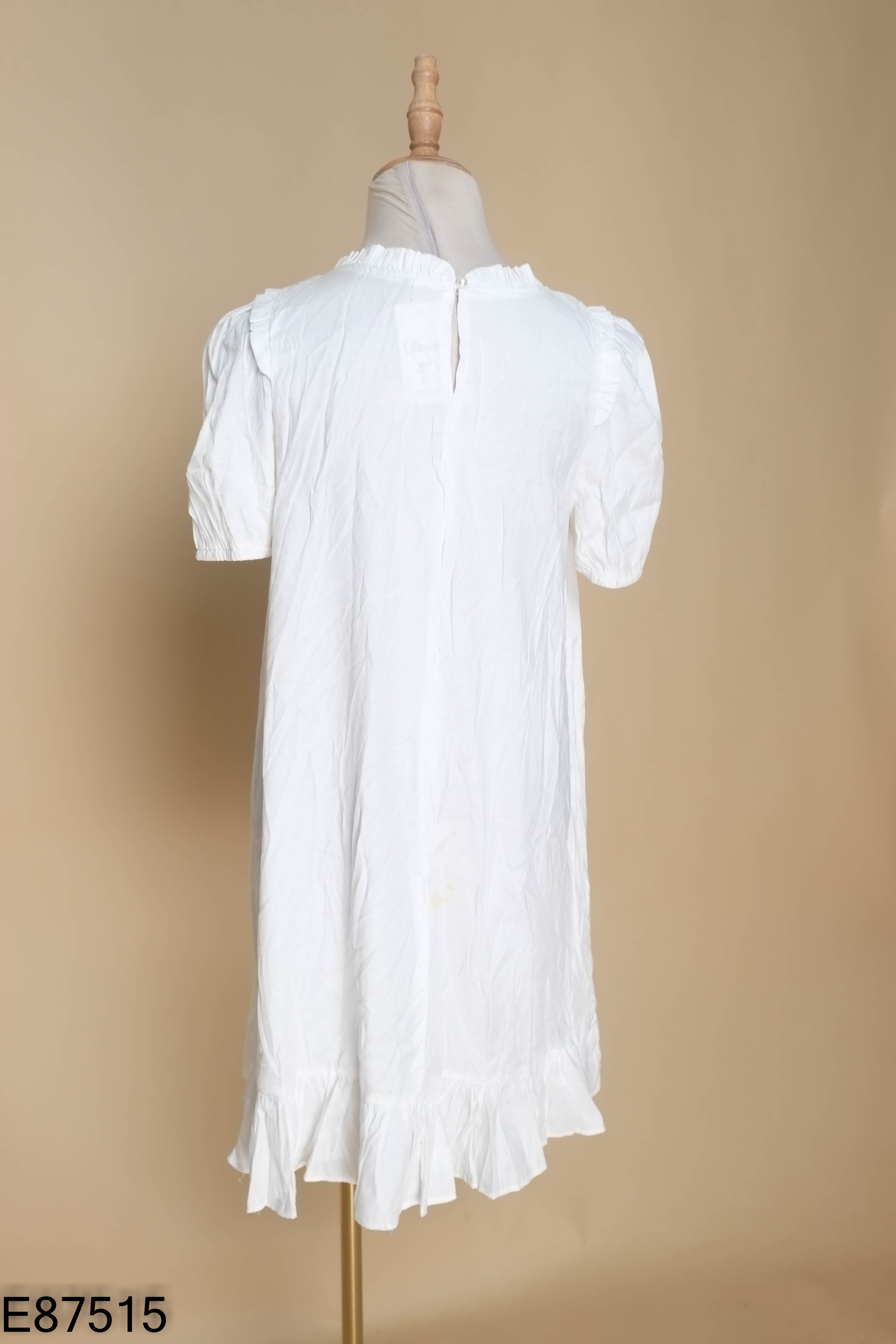 Váy trắng cổ bèo