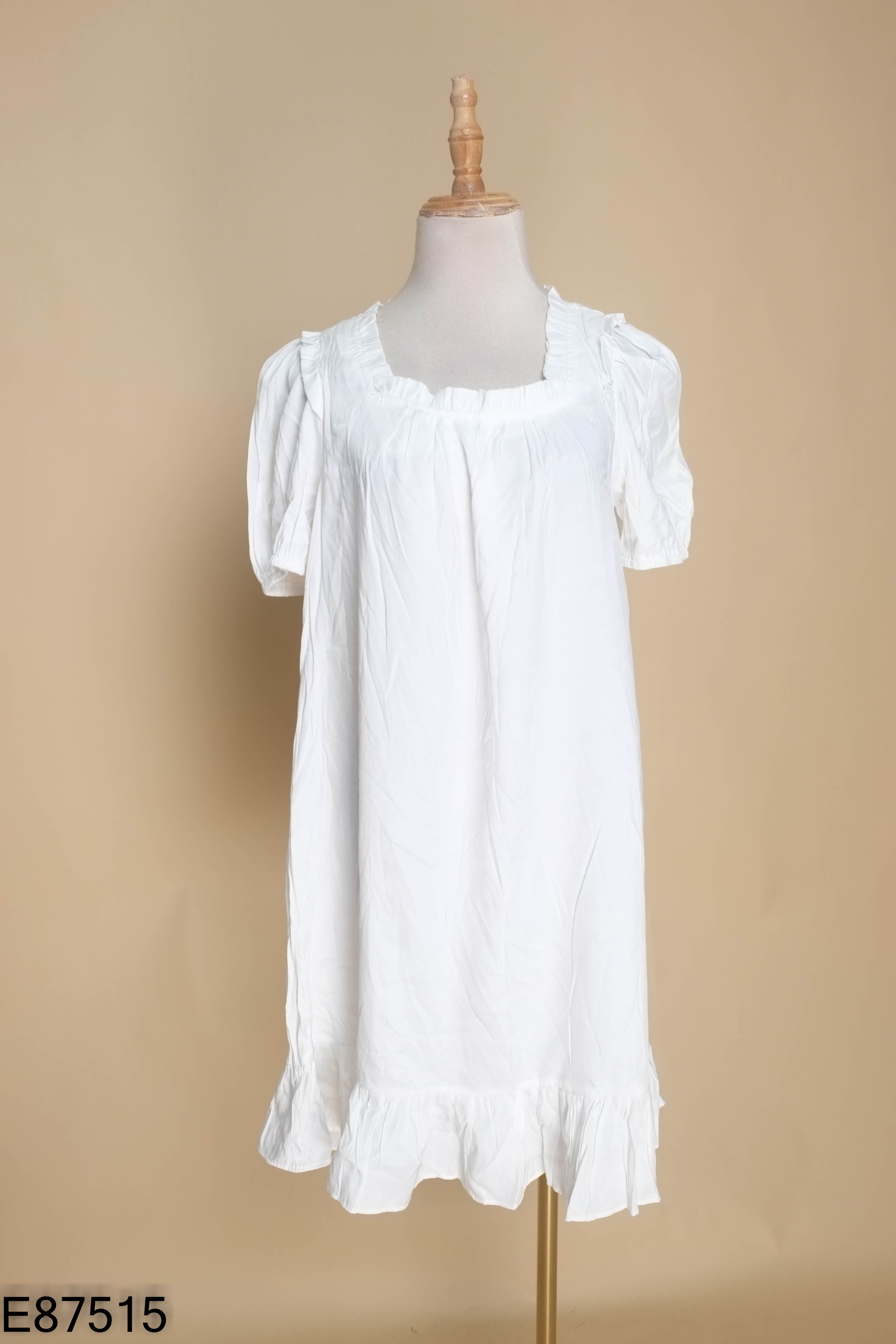 Váy trắng cổ bèo
