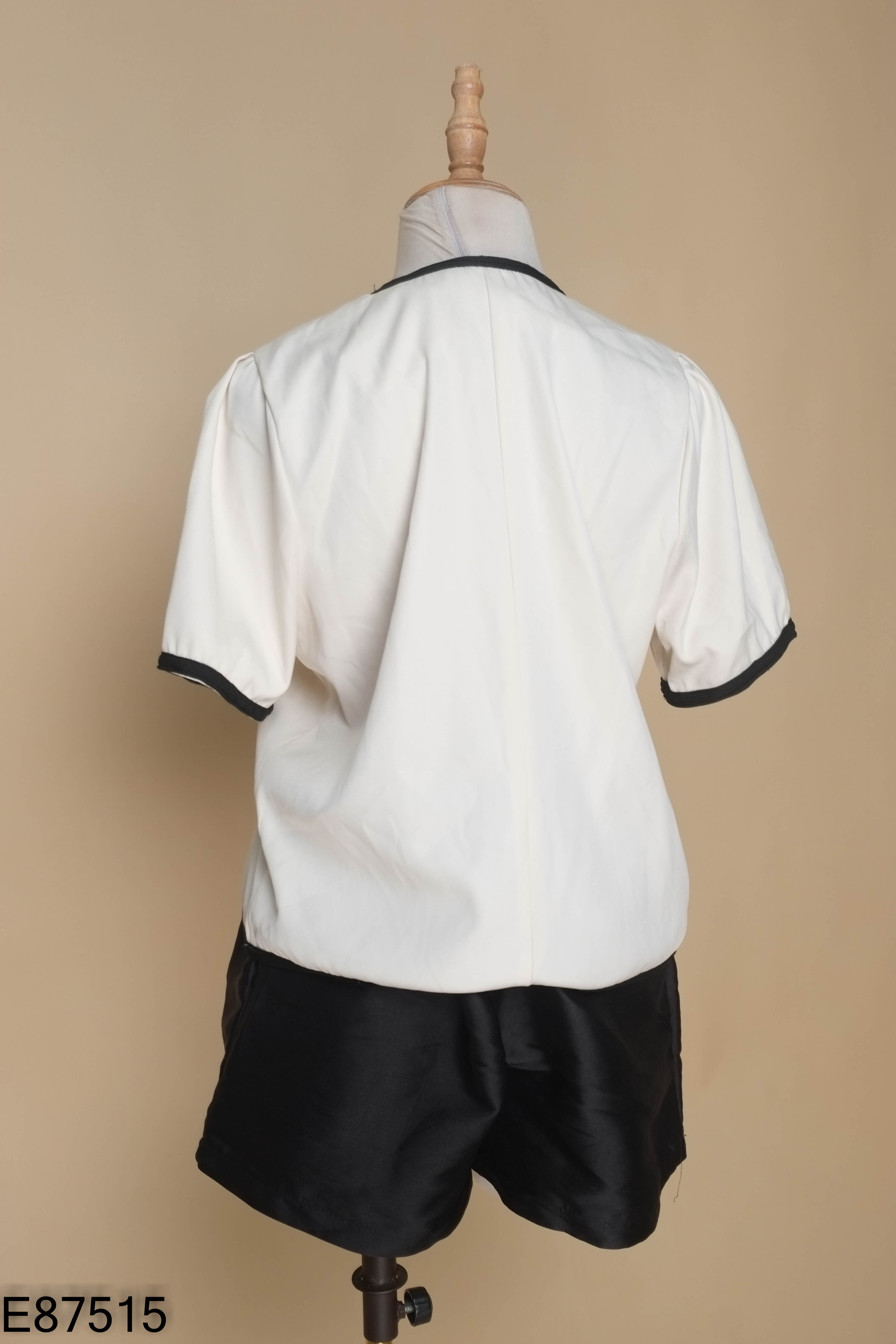 Set Áo be cúc ngọc + quần shorts đen