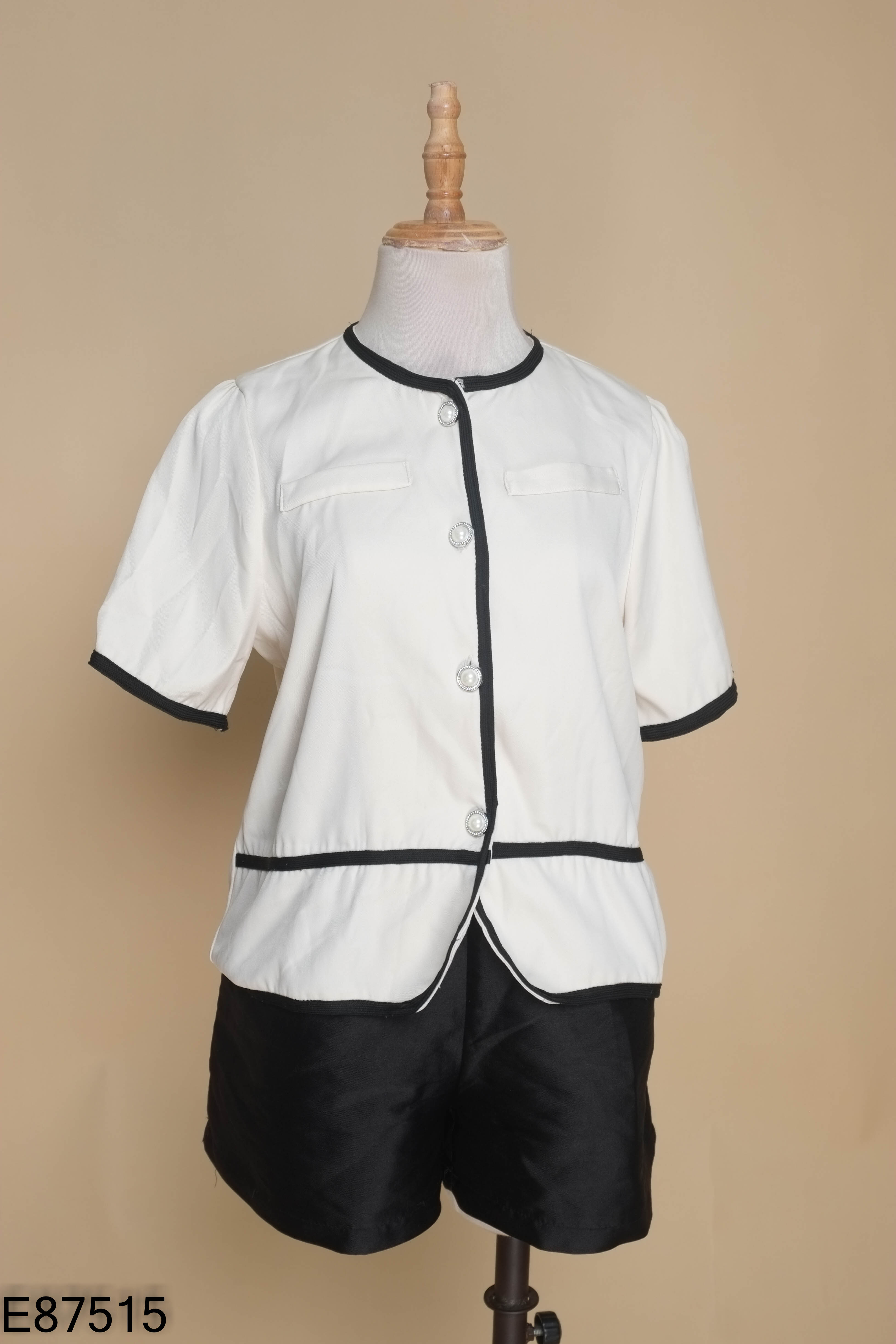 Set Áo be cúc ngọc + quần shorts đen