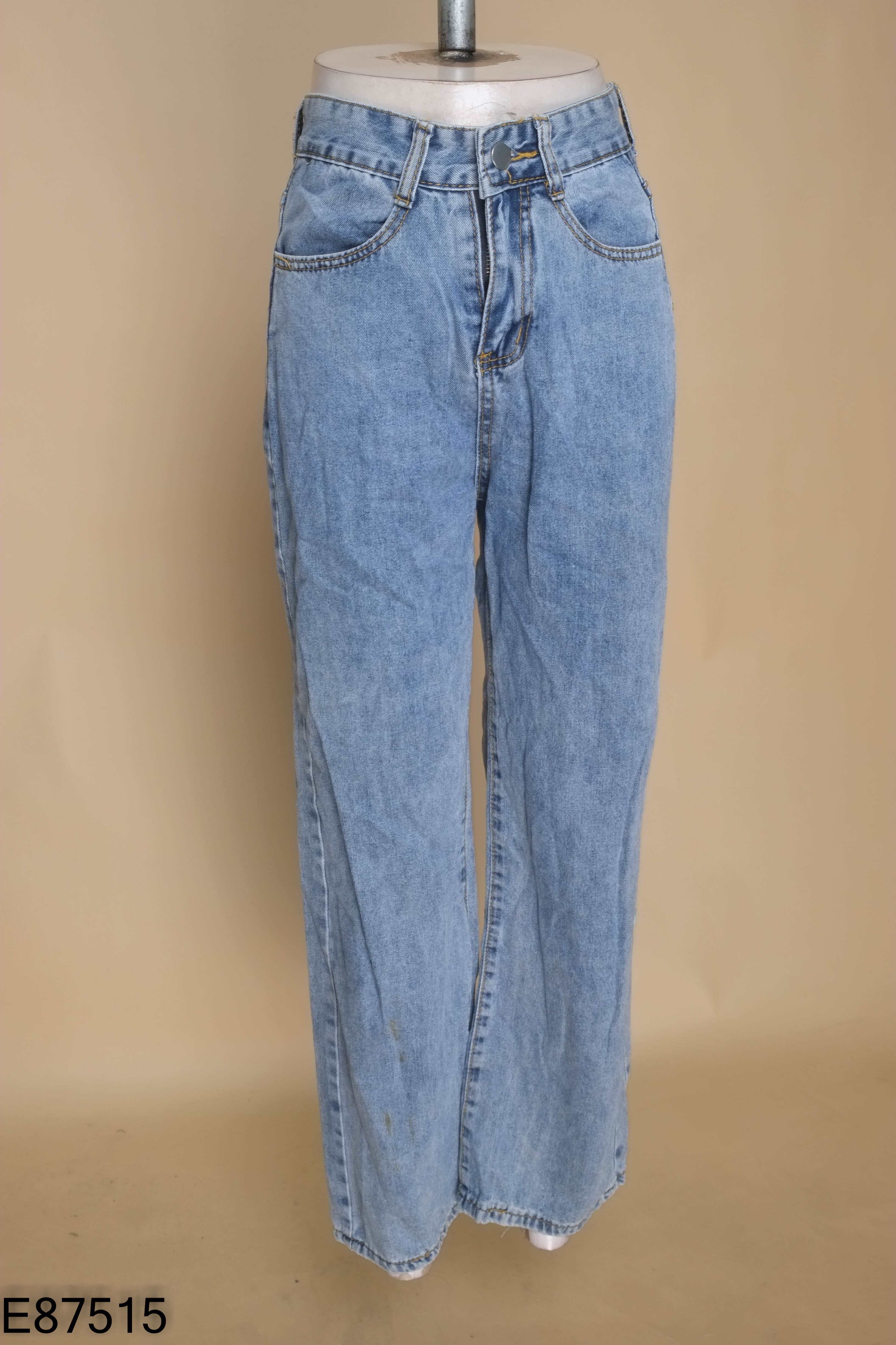 Quần jeans xanh trơn