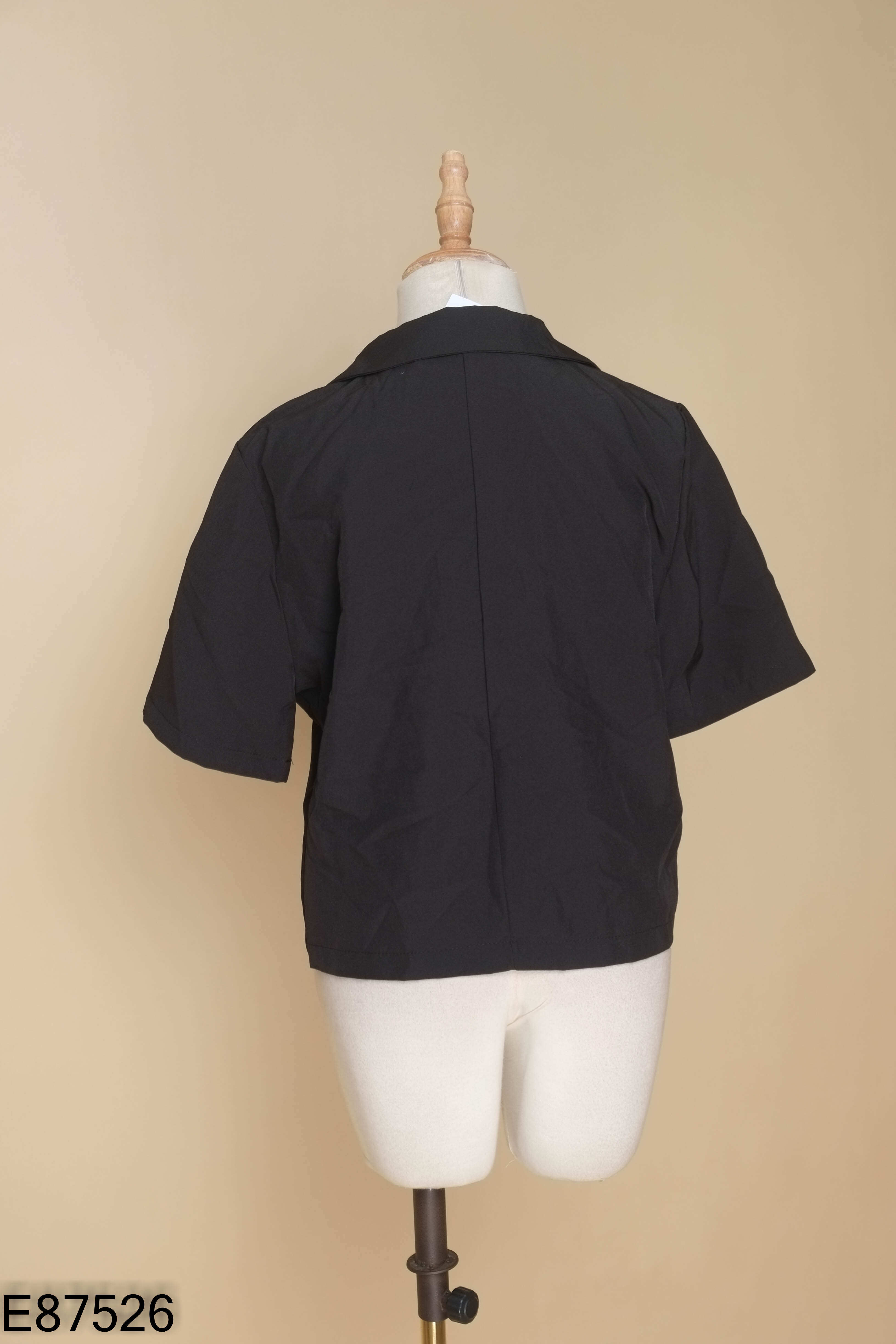 Áo đen cổ vest