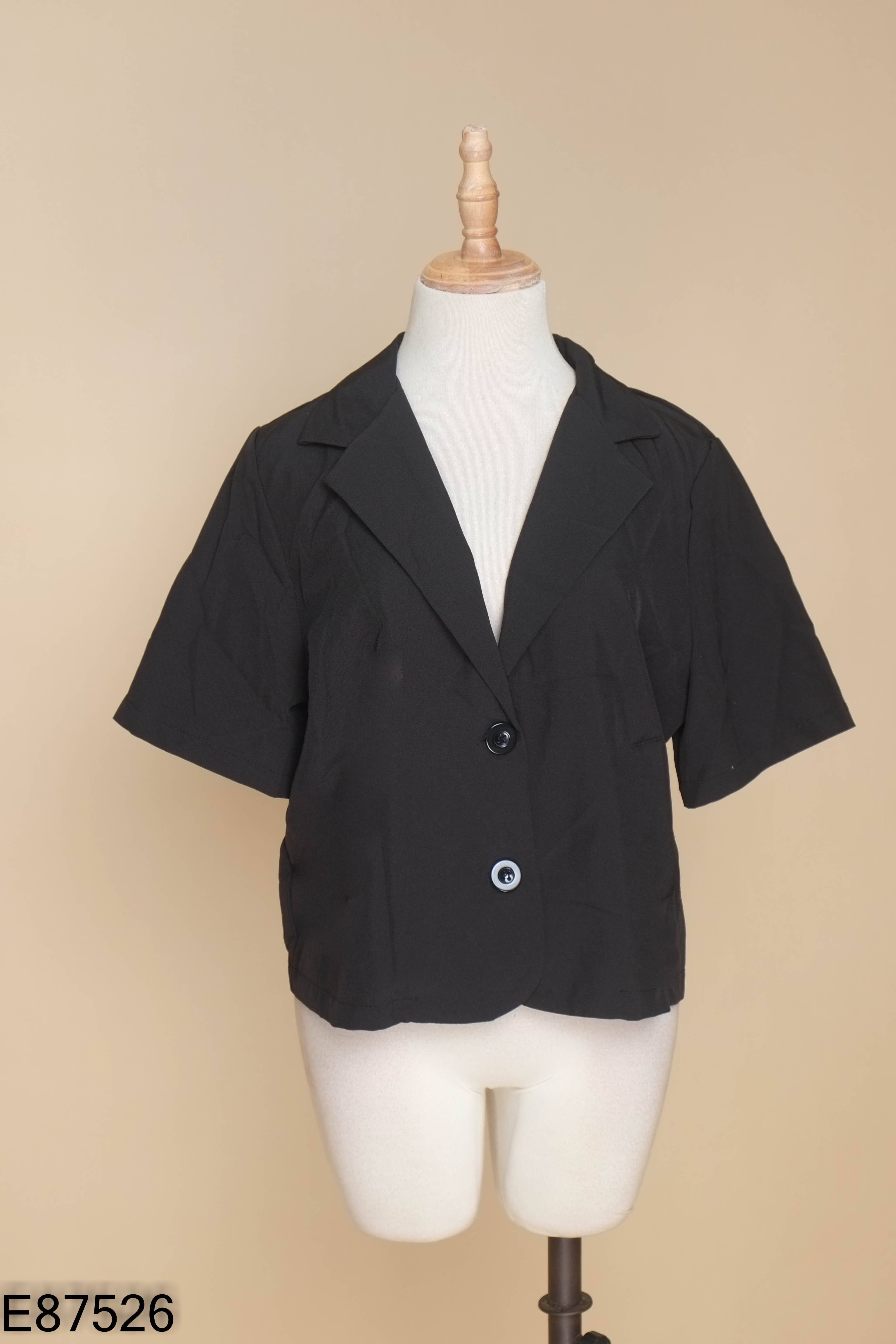 Áo đen cổ vest