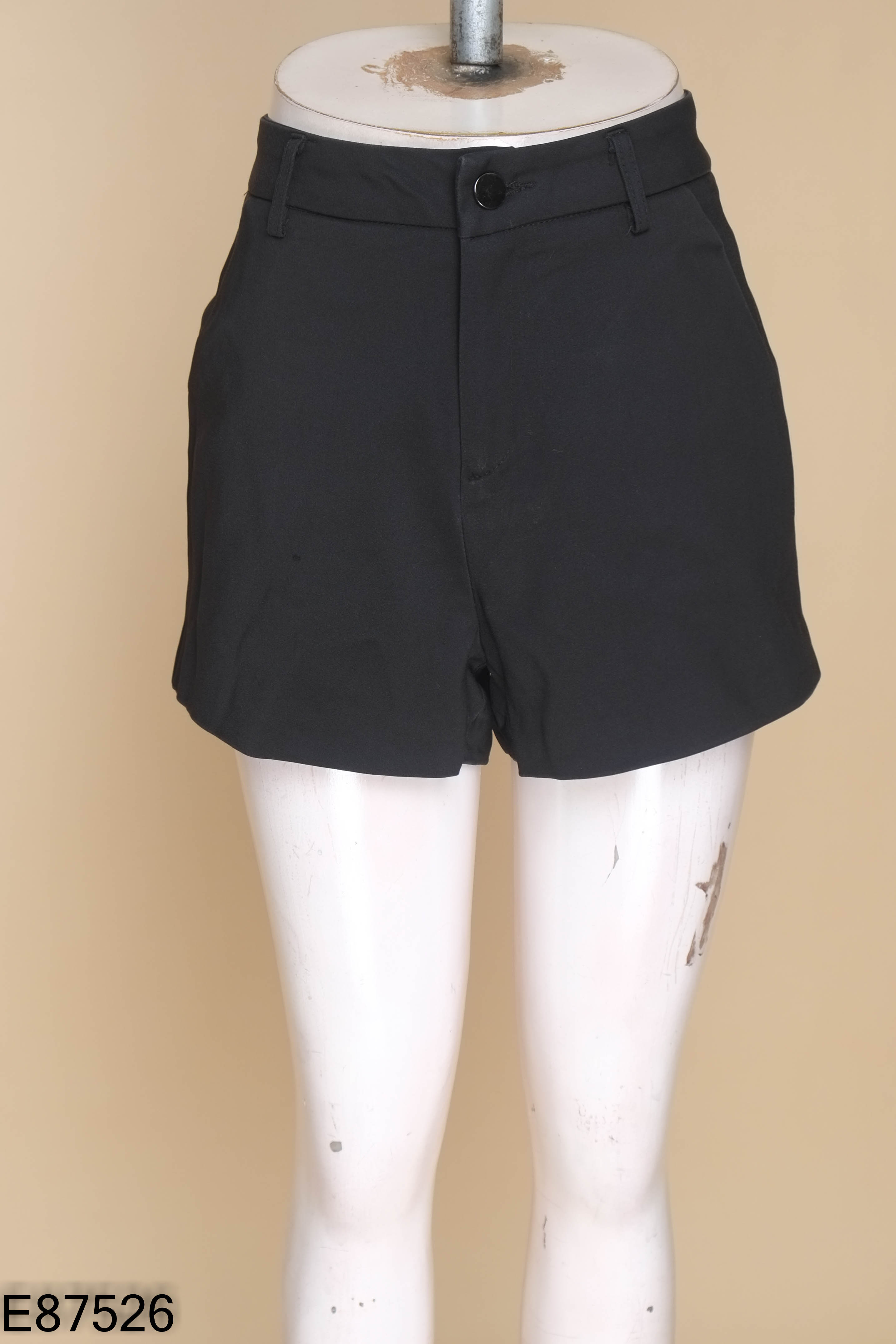 Quần shorts đen trơn