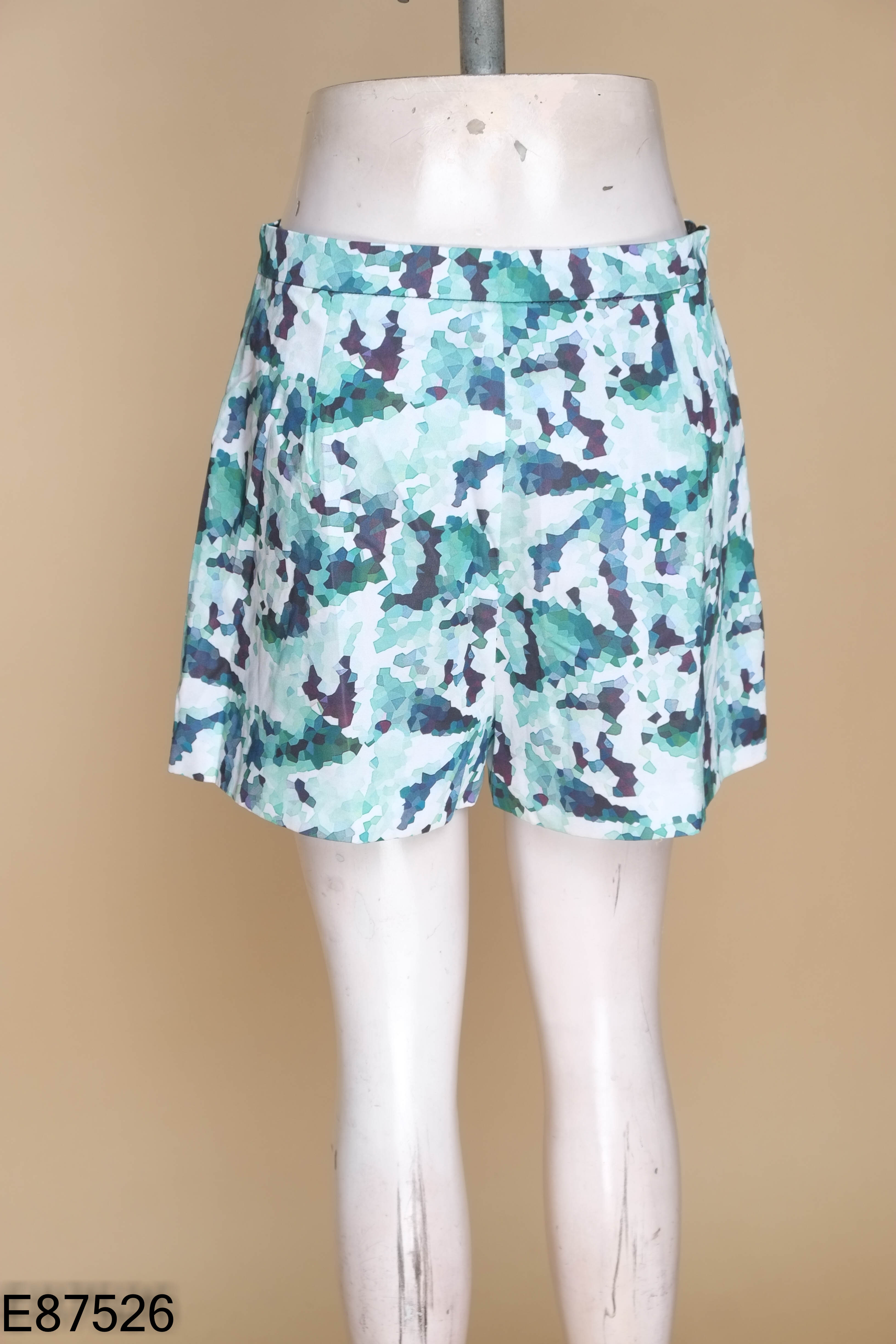 Quần shorts họa tiết xanh