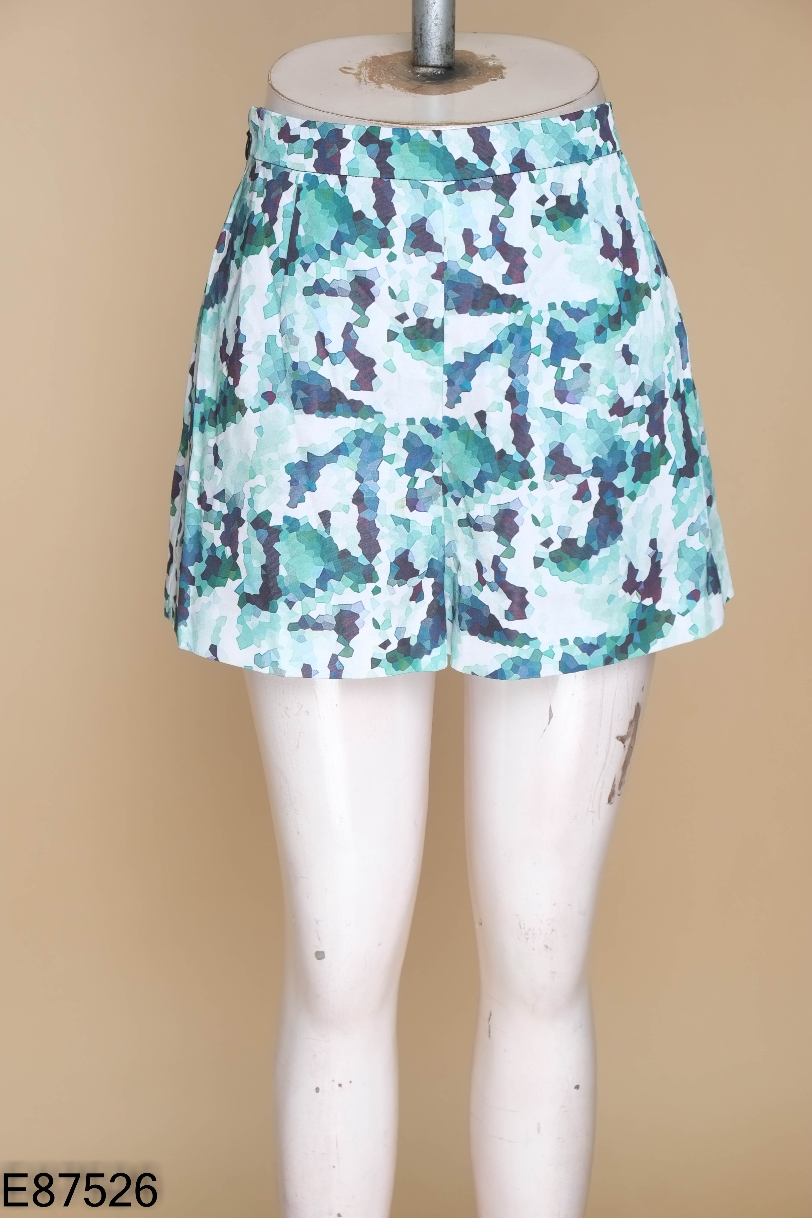 Quần shorts họa tiết xanh