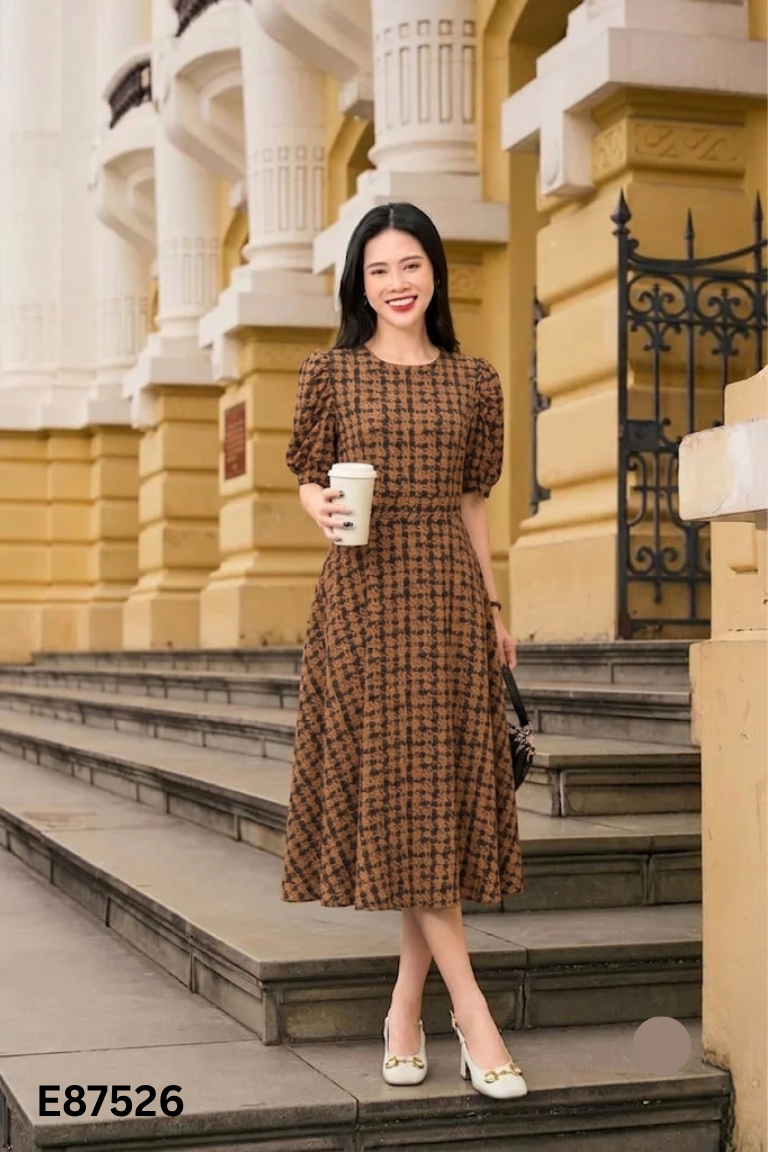 Váy nâu đen họa tiết tay phồng