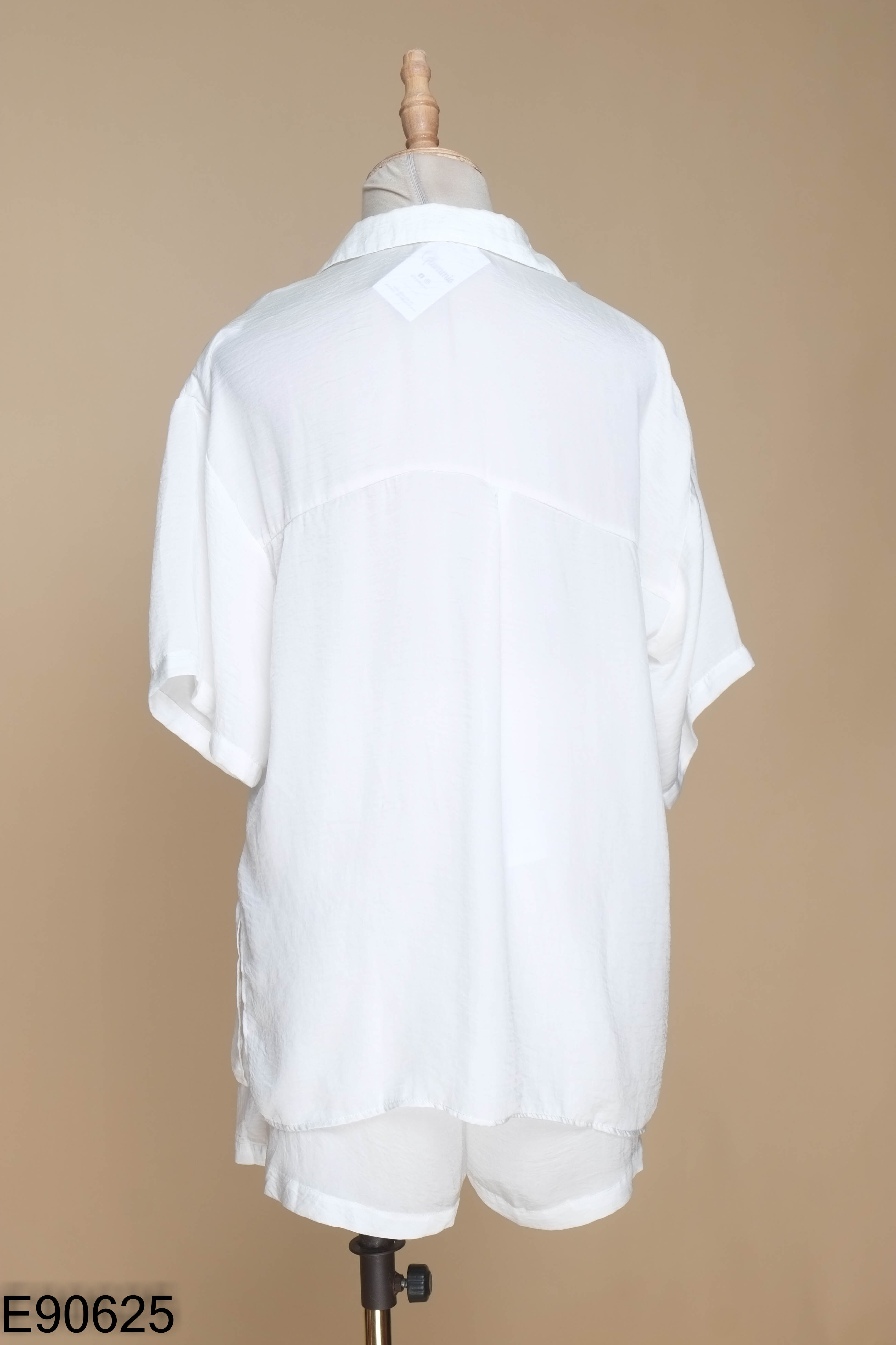 SET Áo sơ mi lụa trắng + quần shorts