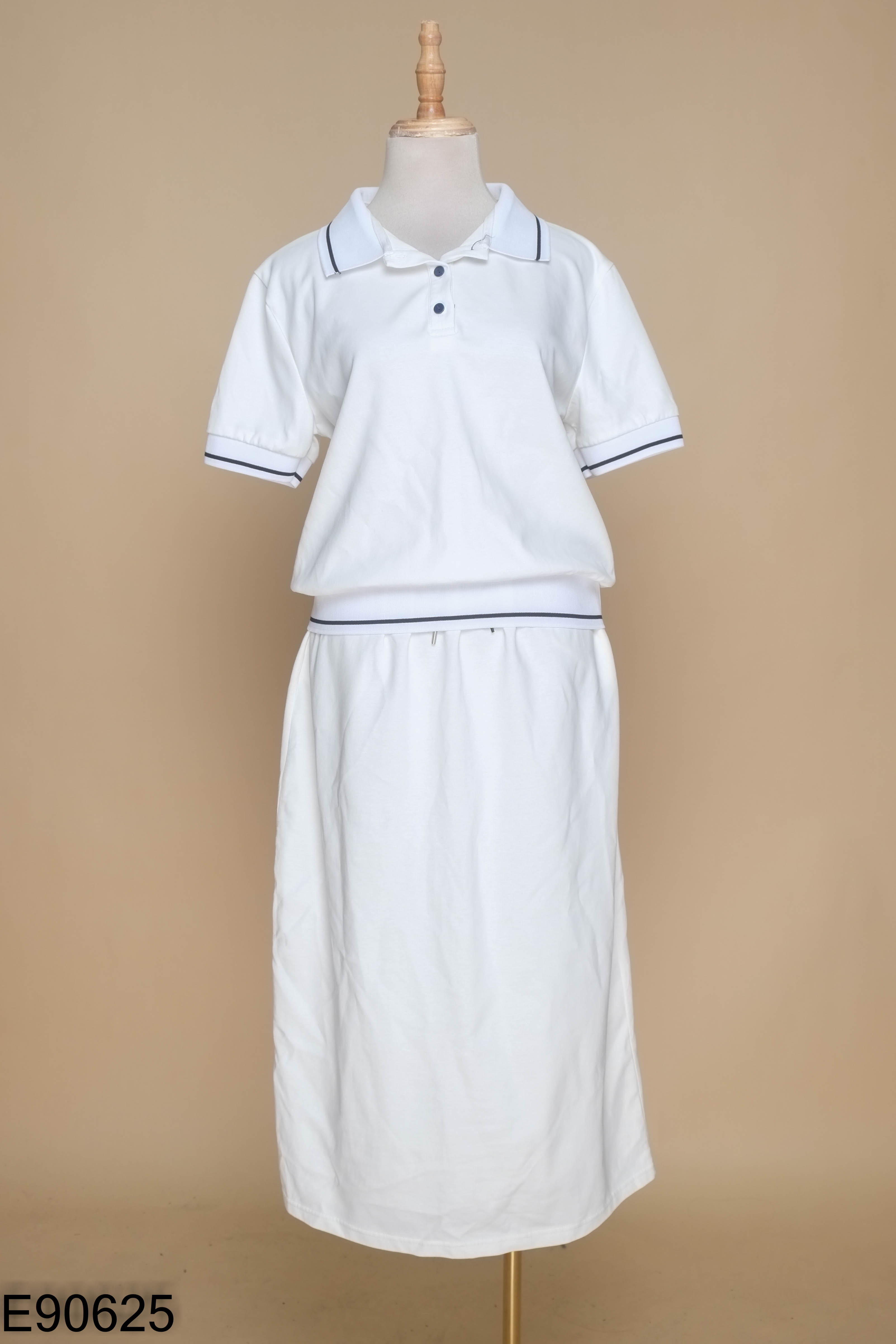 Set Áo polo trắng viền đen + chân váy