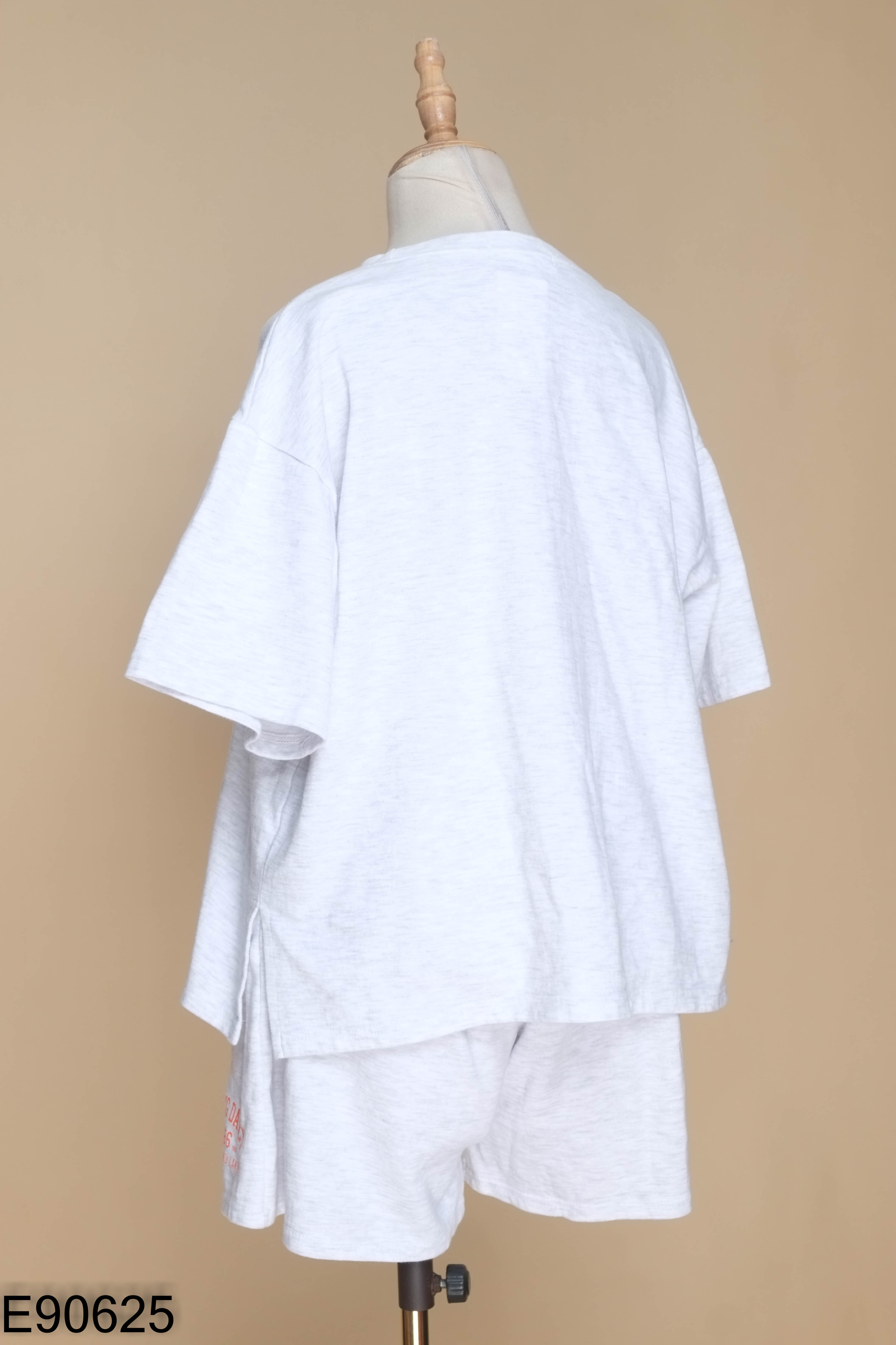 Set Áo xám in chữ + quần shorts
