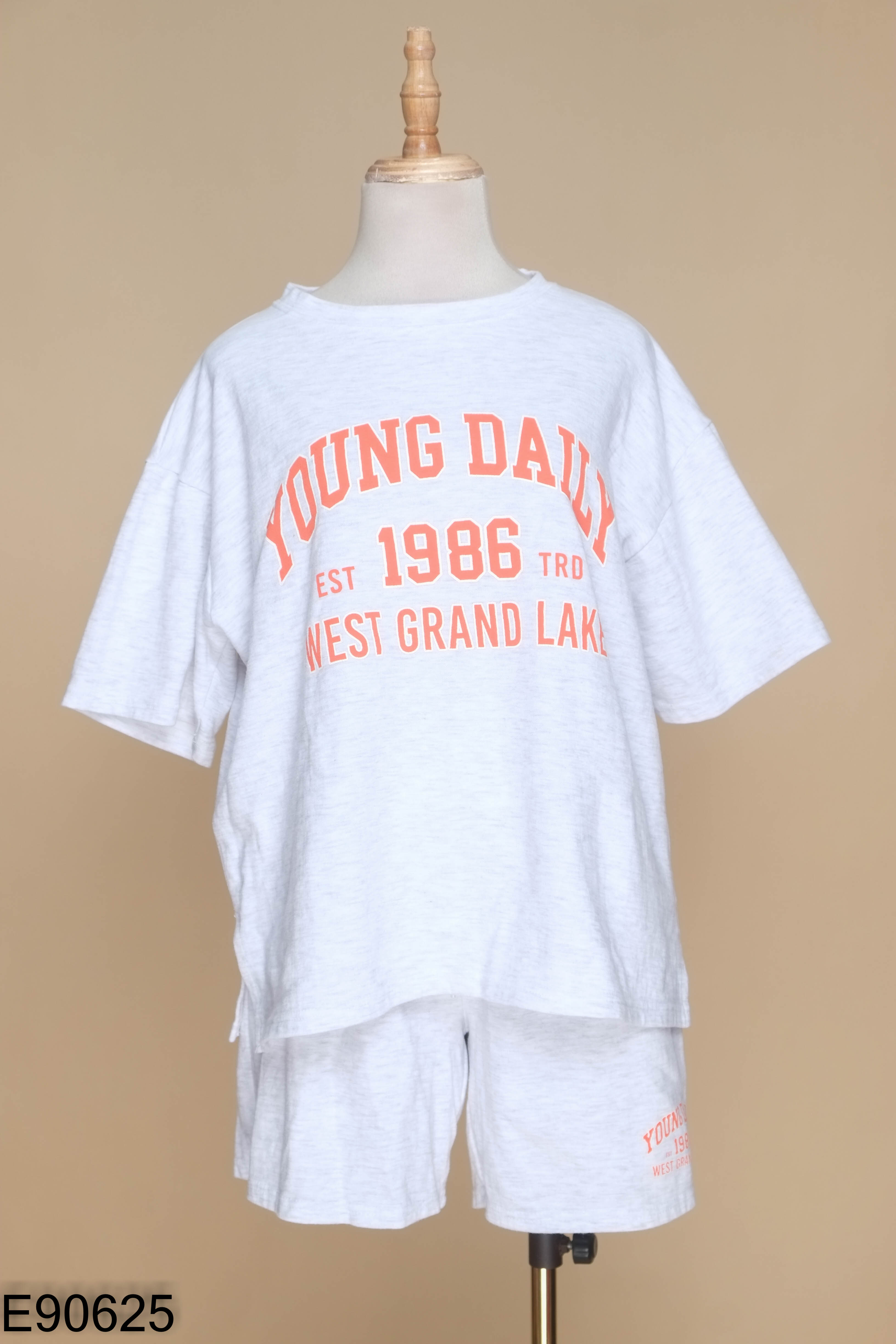 Set Áo xám in chữ + quần shorts