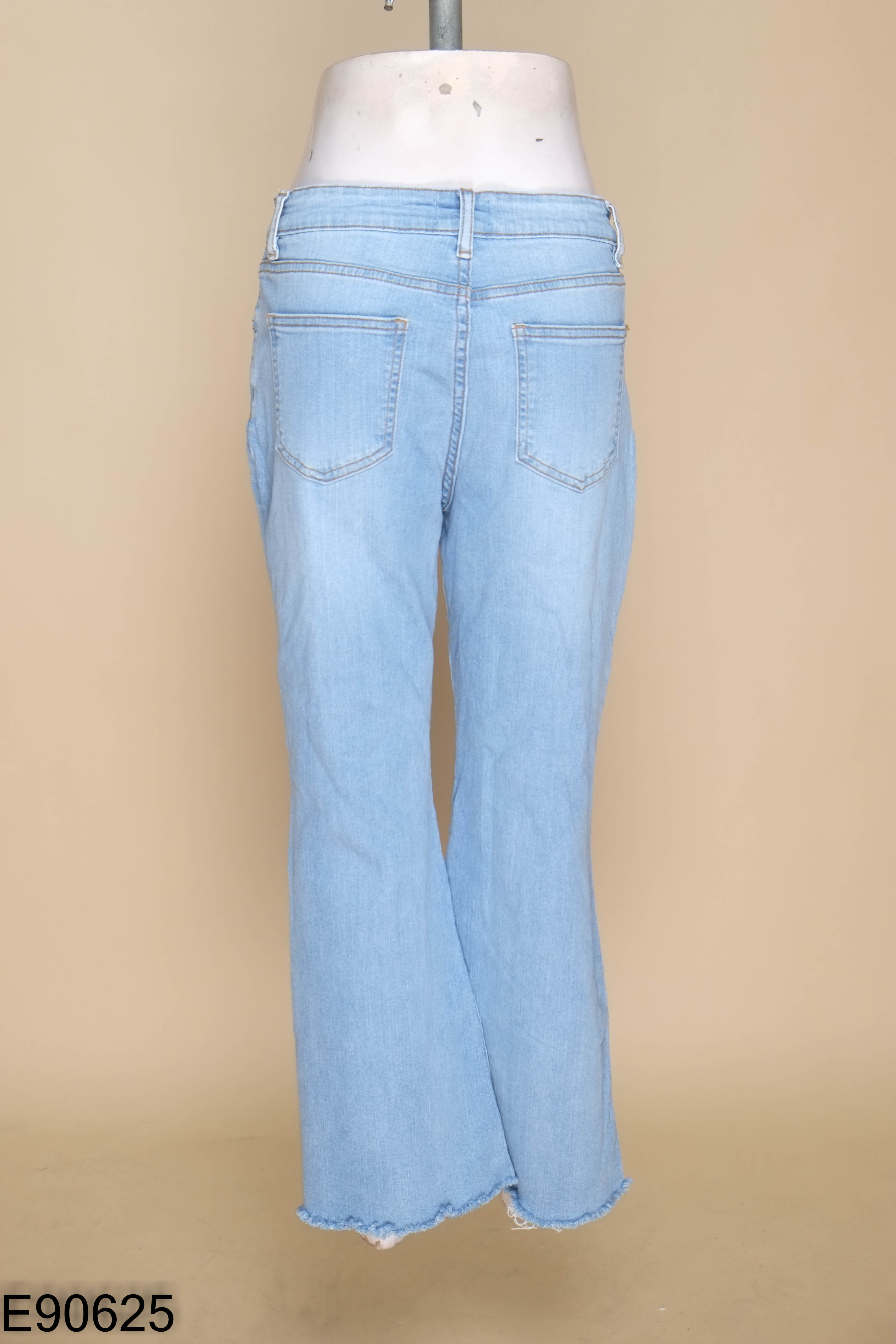 Quần jeans xanh nhạt dáng loe