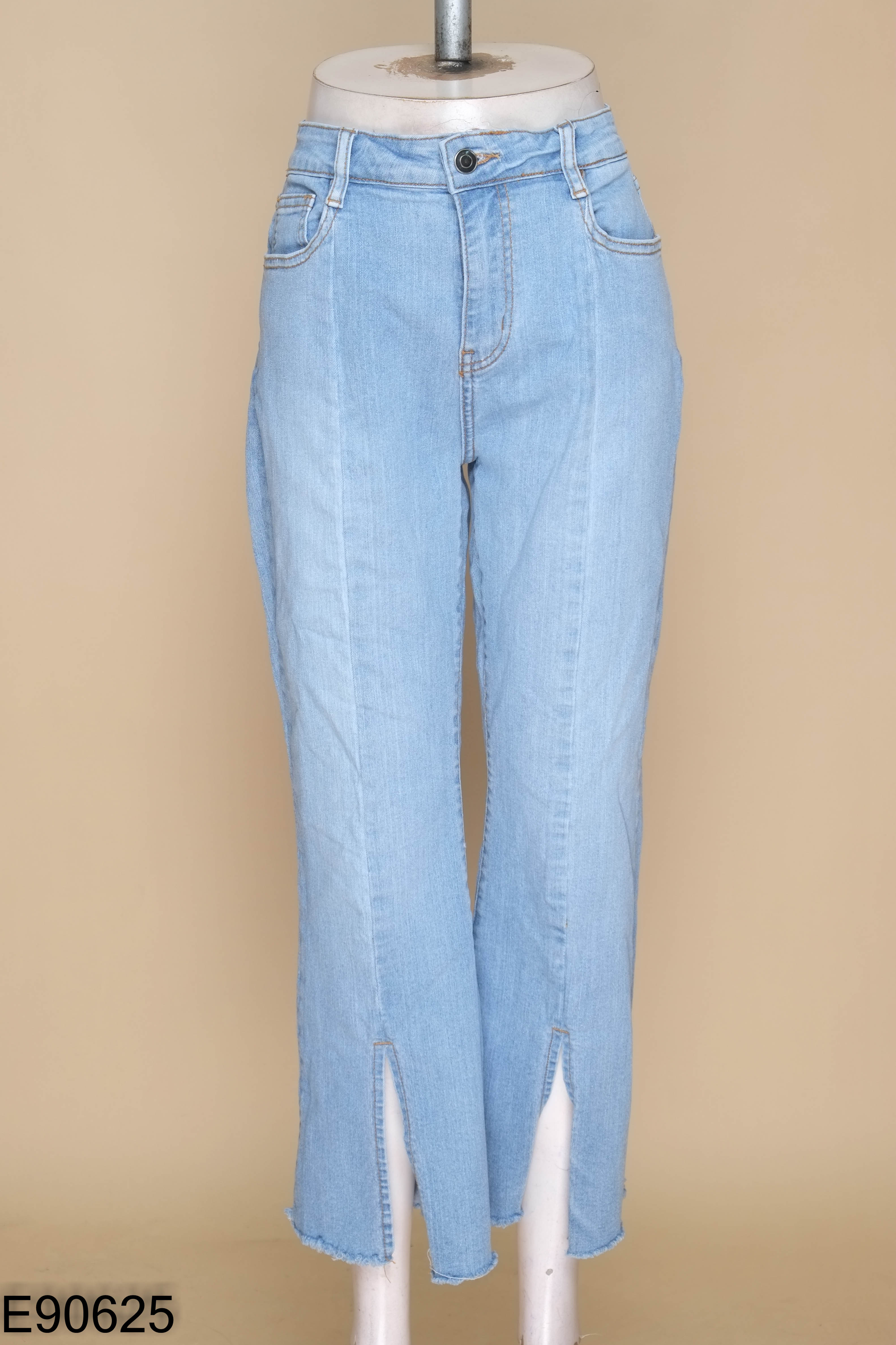 Quần jeans xanh nhạt dáng loe