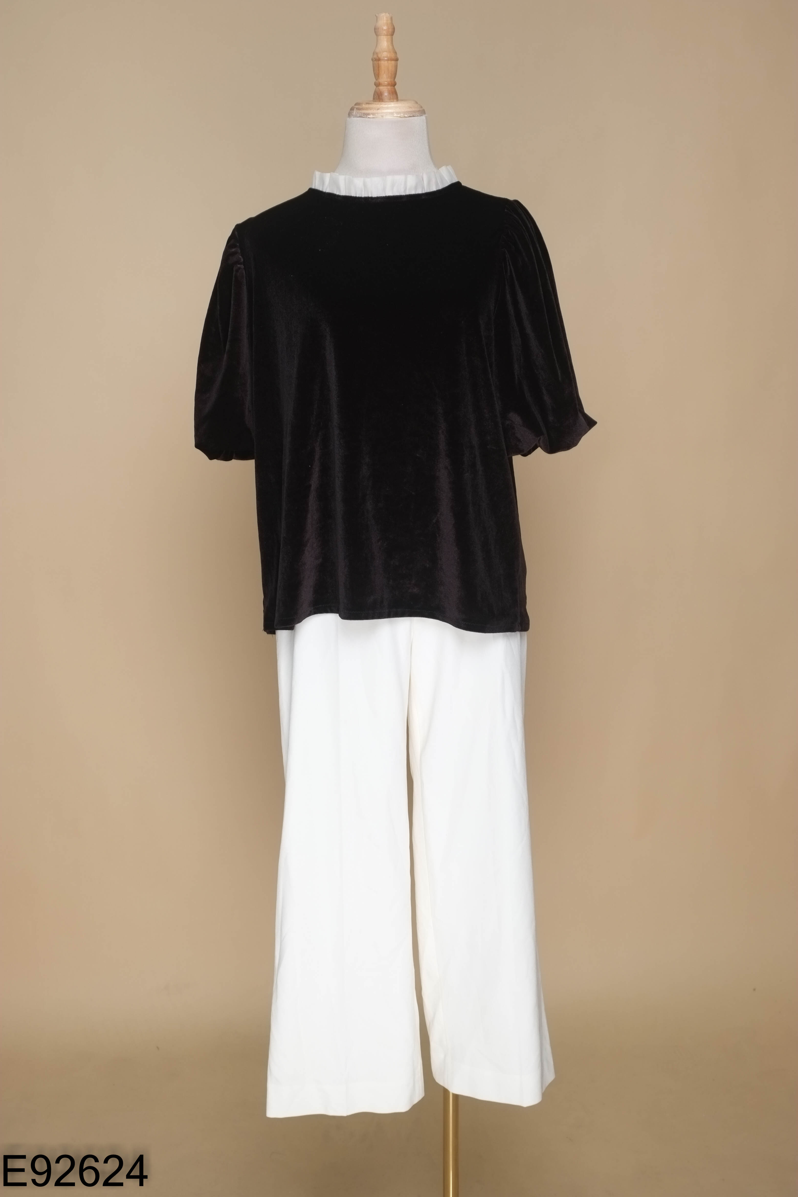 Set áo nhung đen + quần dài be