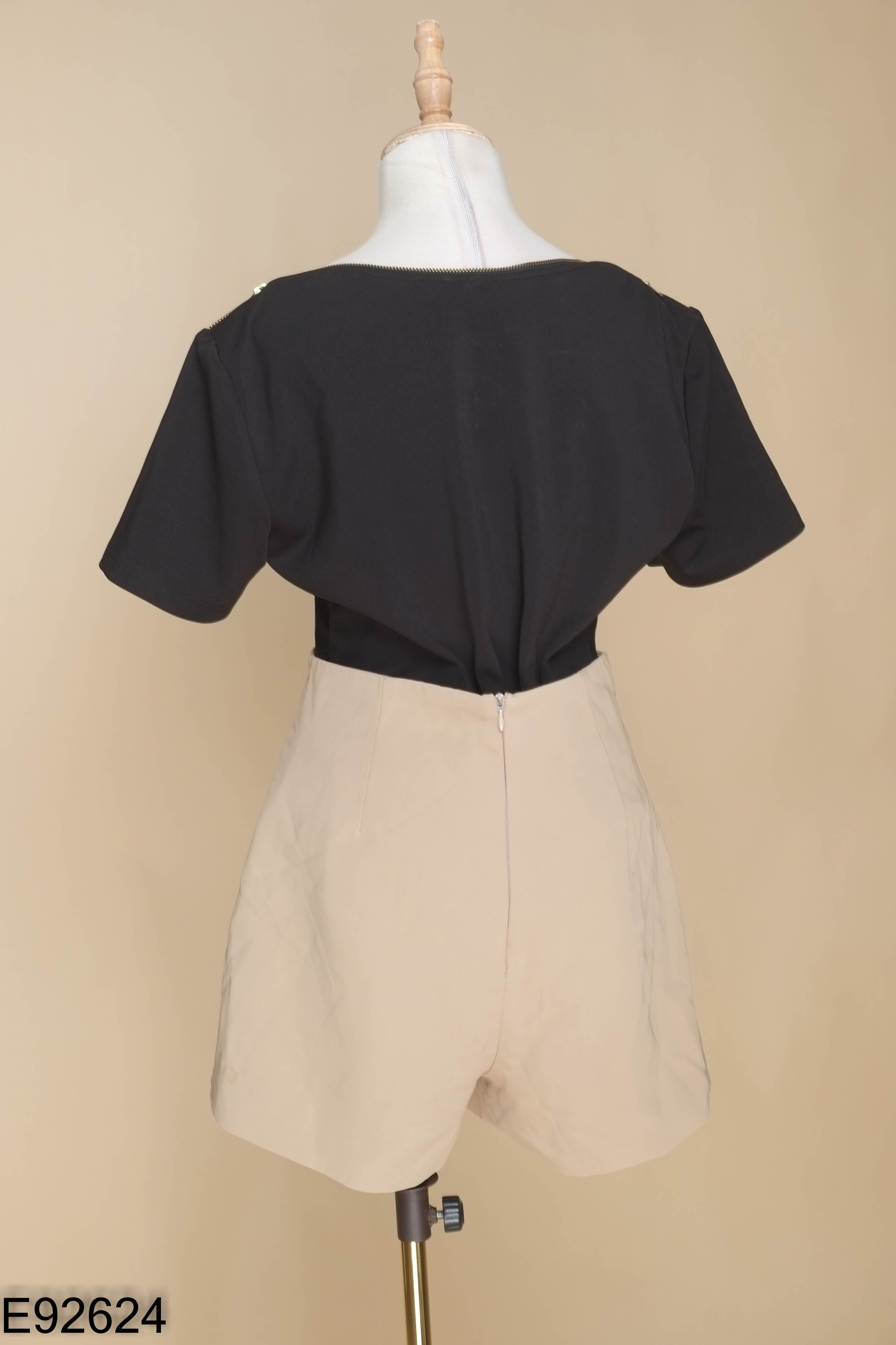 Set áo đen trơn + quần short nâu
