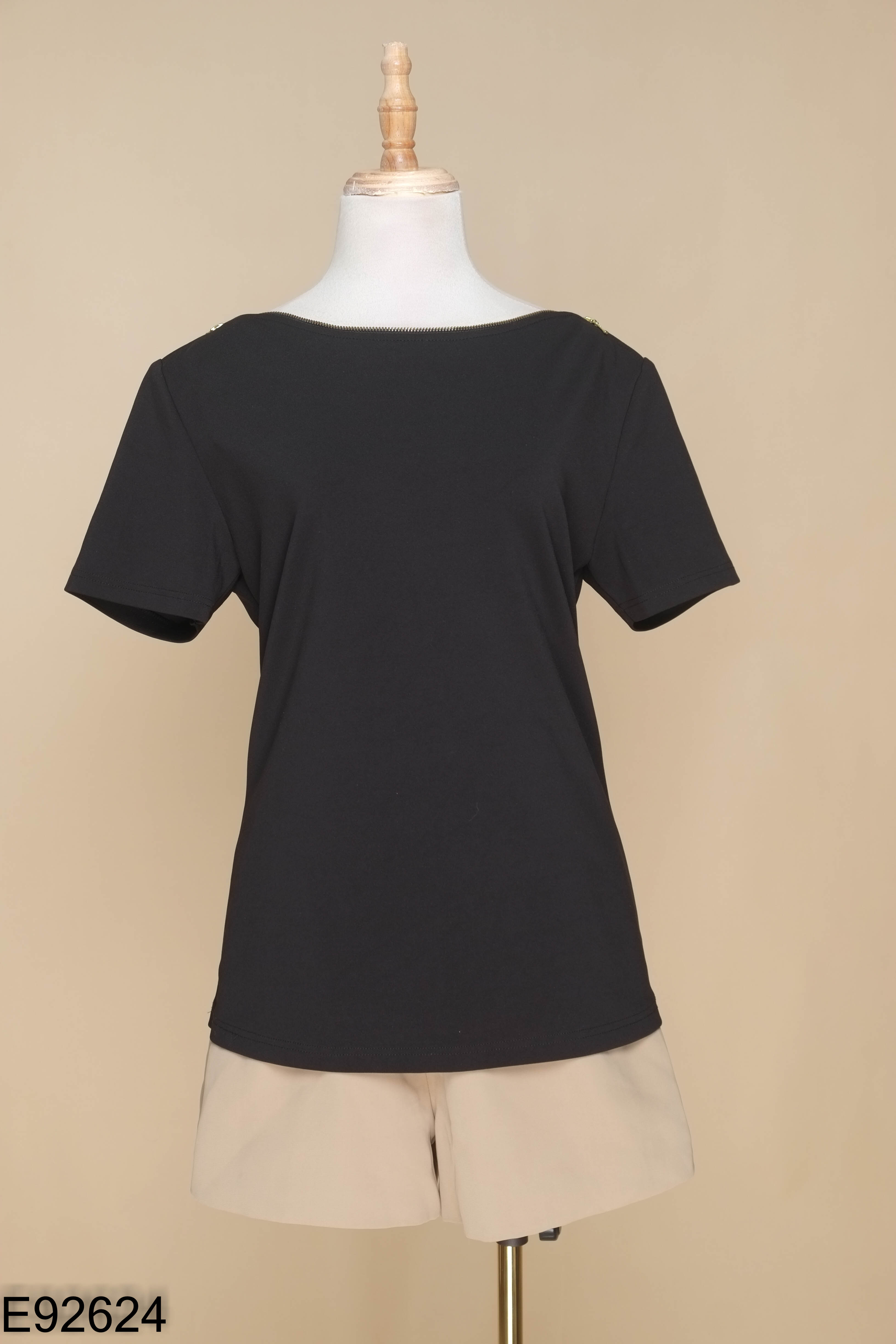 Set áo đen trơn + quần short nâu