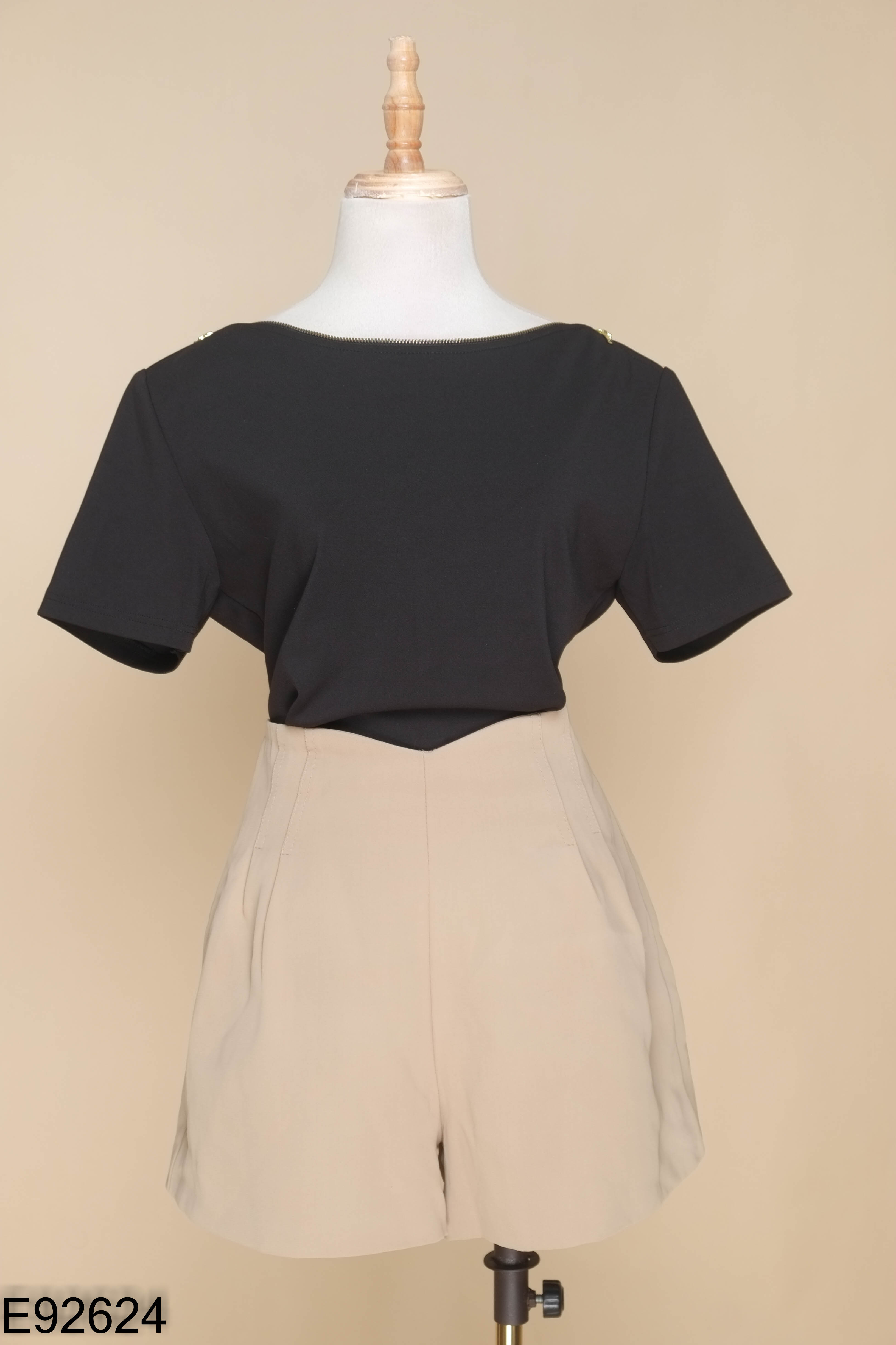 Set áo đen trơn + quần short nâu