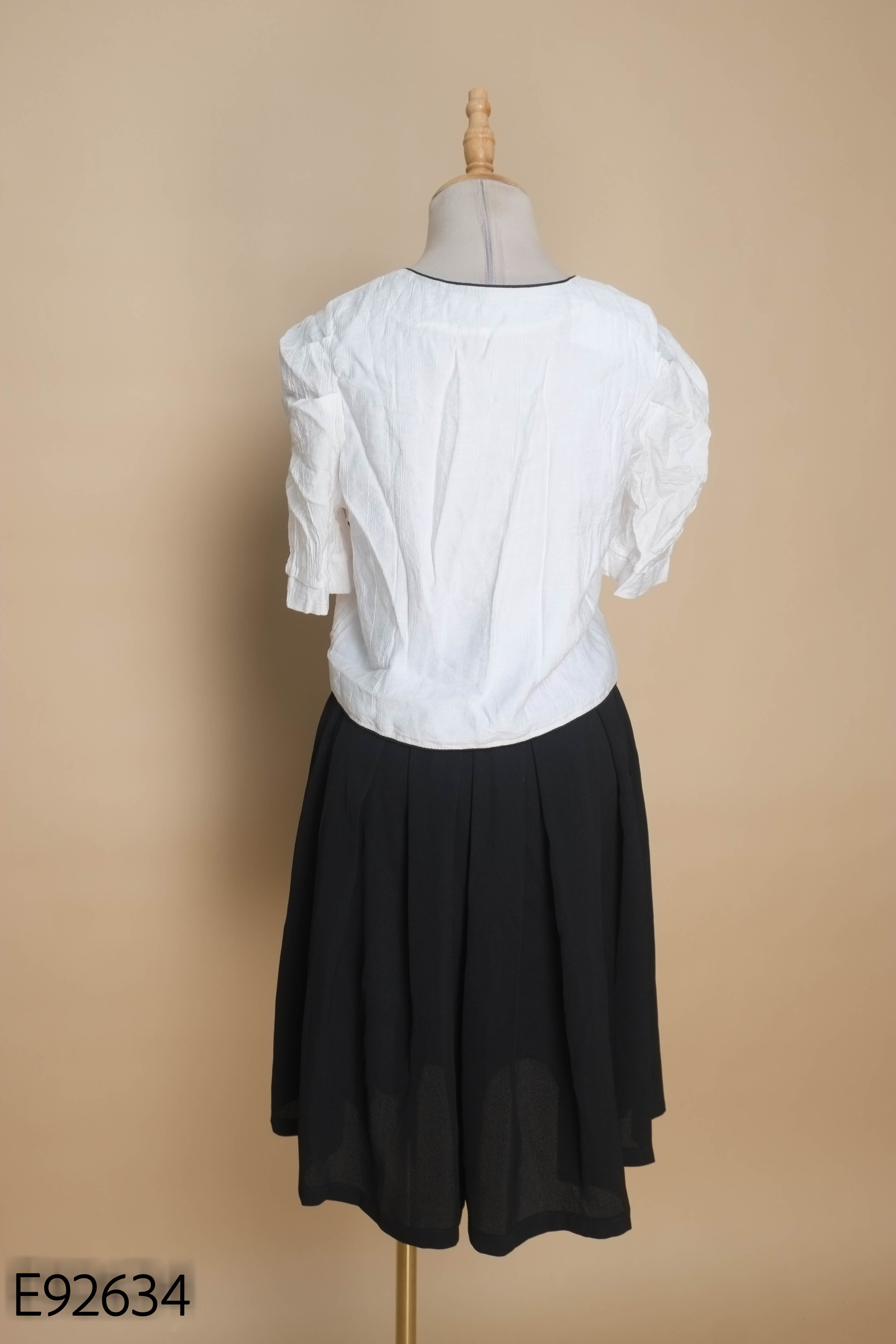 Set Áo trắng cúc ngọc + Quần culottes đen