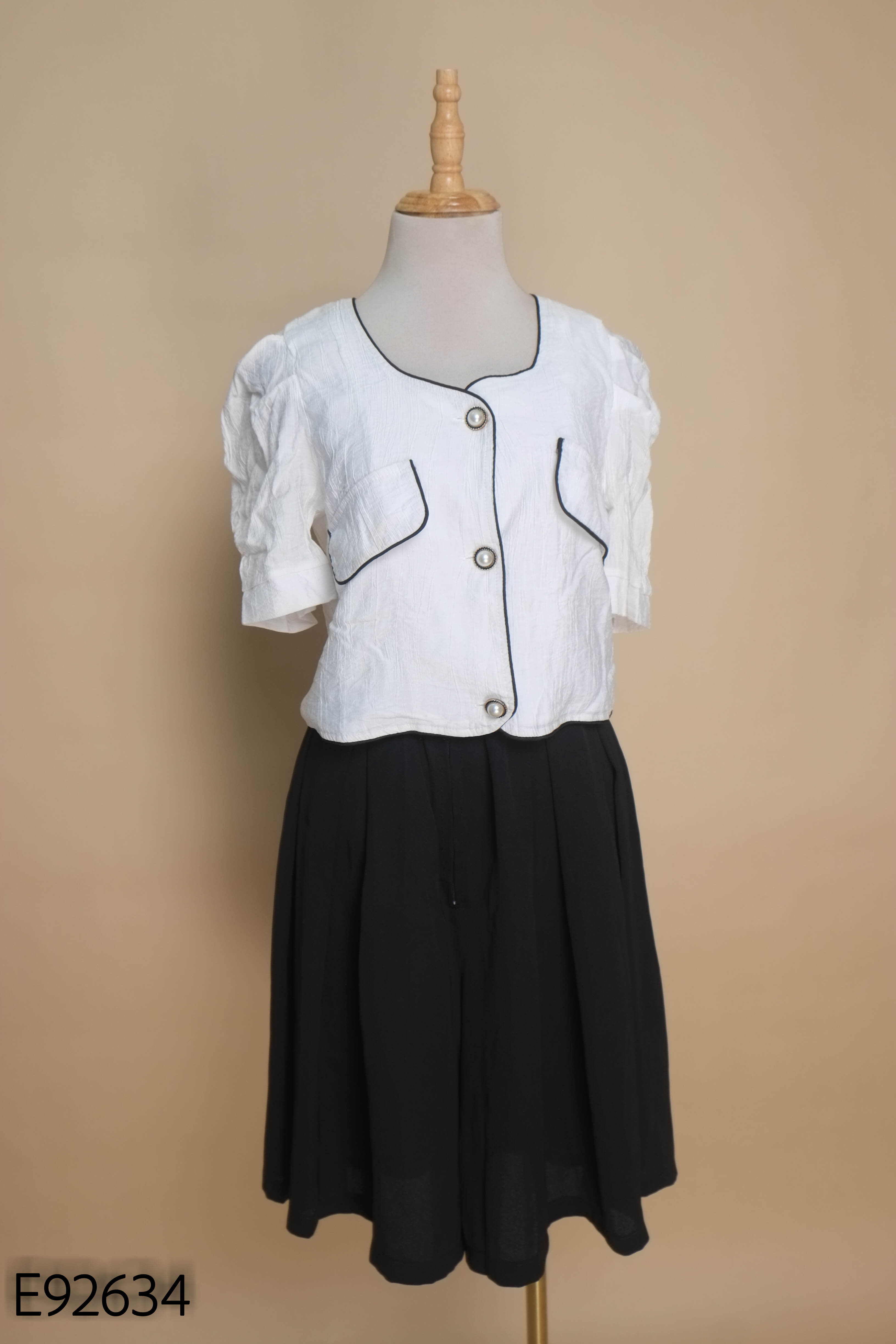 Set Áo trắng cúc ngọc + Quần culottes đen
