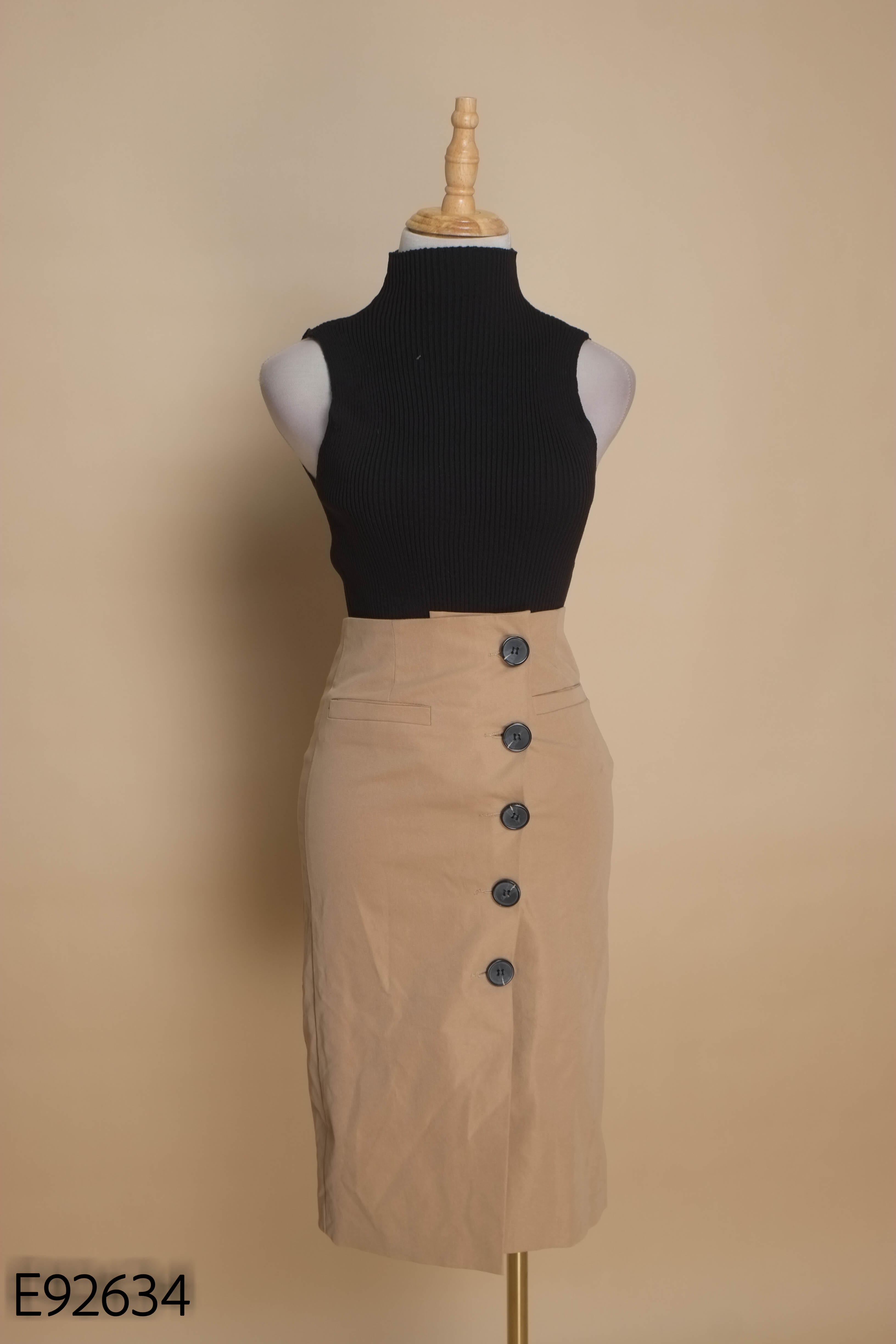 Set Áo len đen sát nách + Chân váy nâu cúc