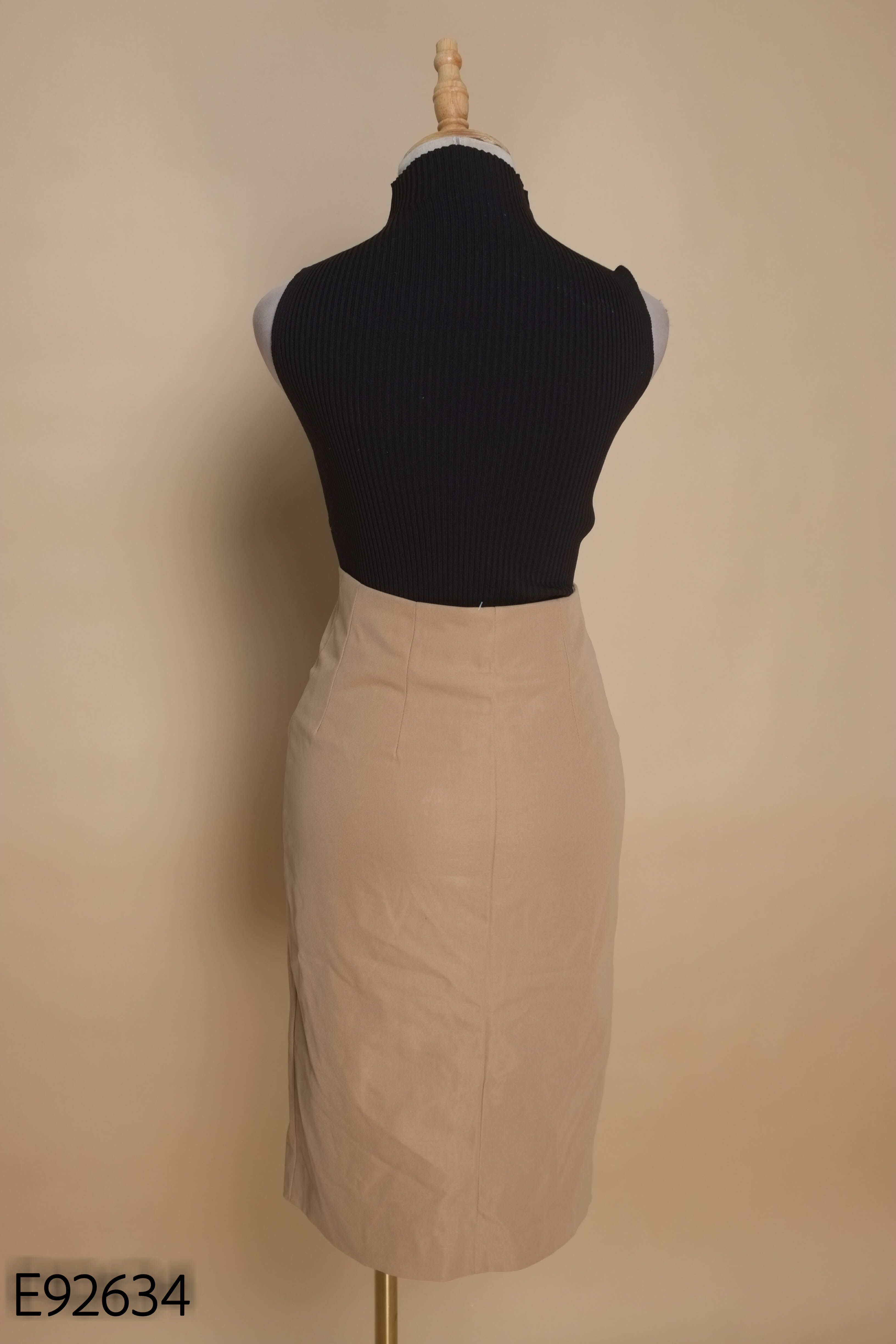 Set Áo len đen sát nách + Chân váy nâu cúc