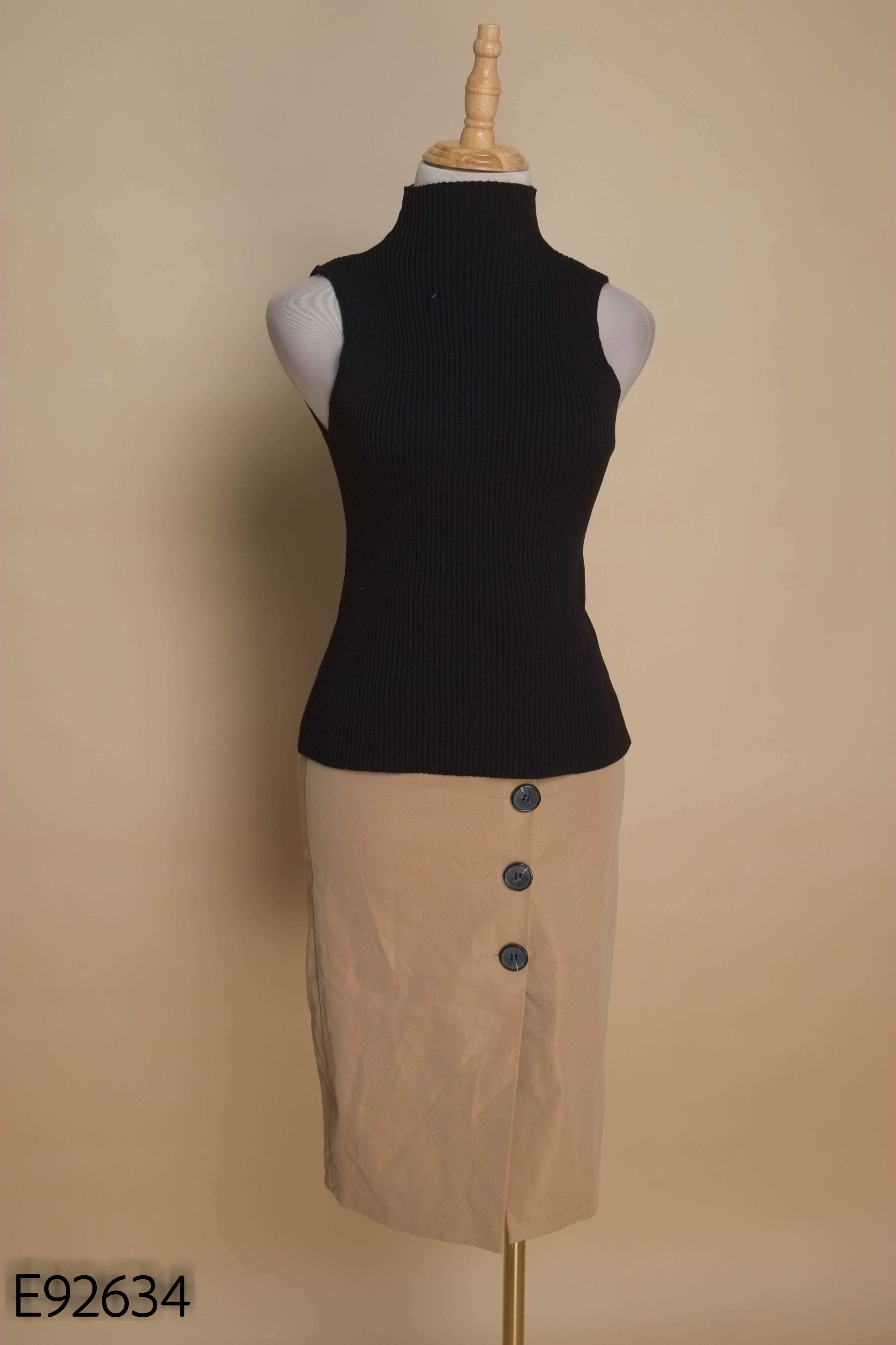 Set Áo len đen sát nách + Chân váy nâu cúc