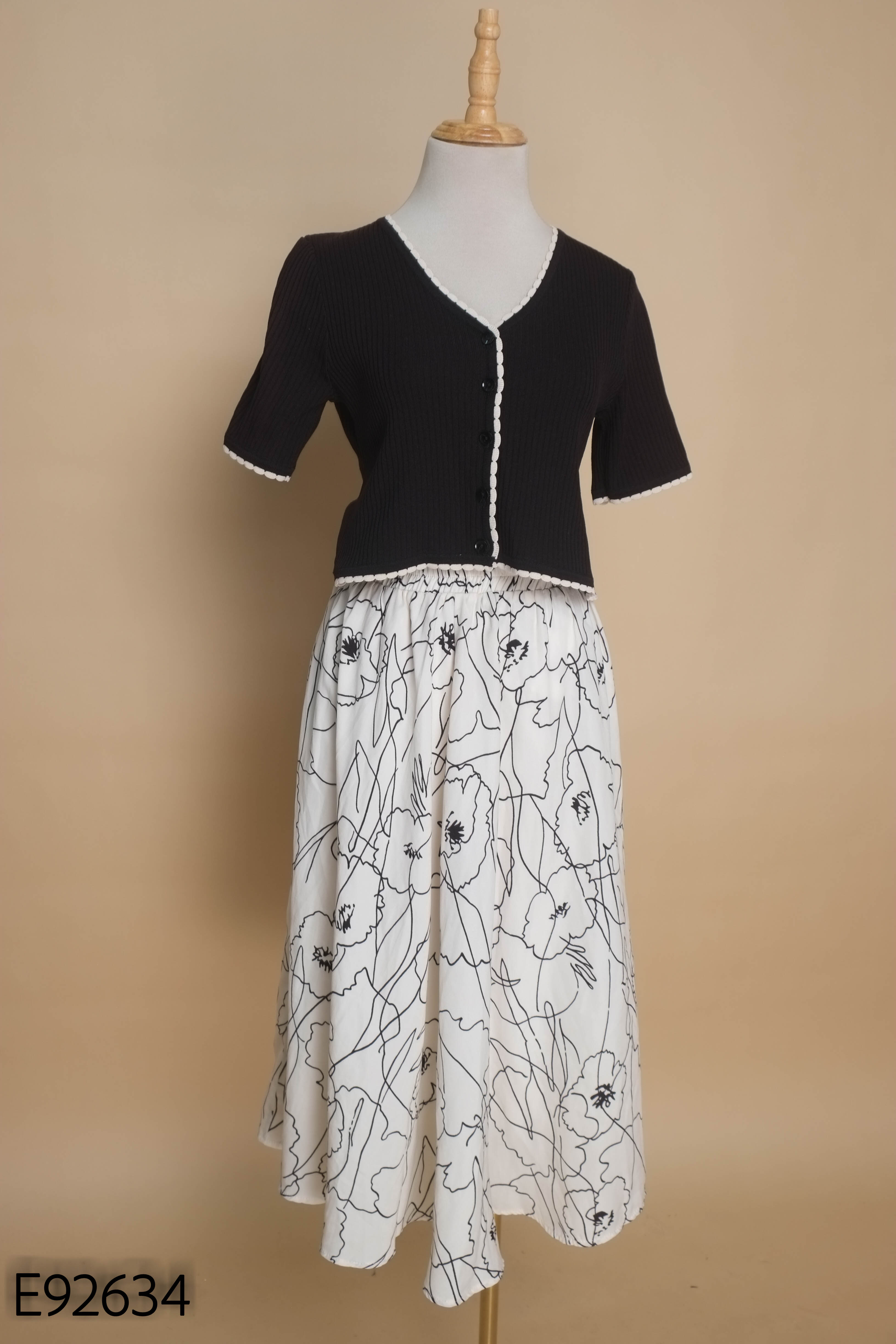 Set Áo cardigan đen ngắn + Chân váy trắng