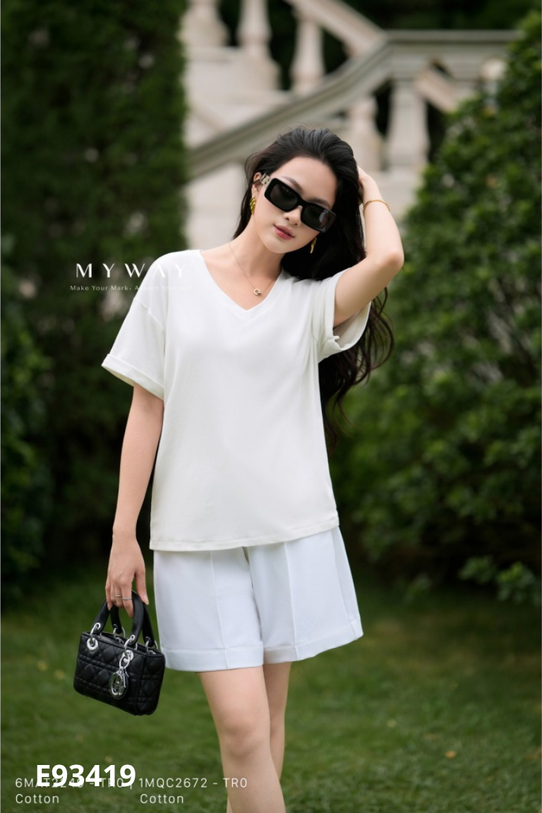 Áo thun MY WAY trắng cổ tim