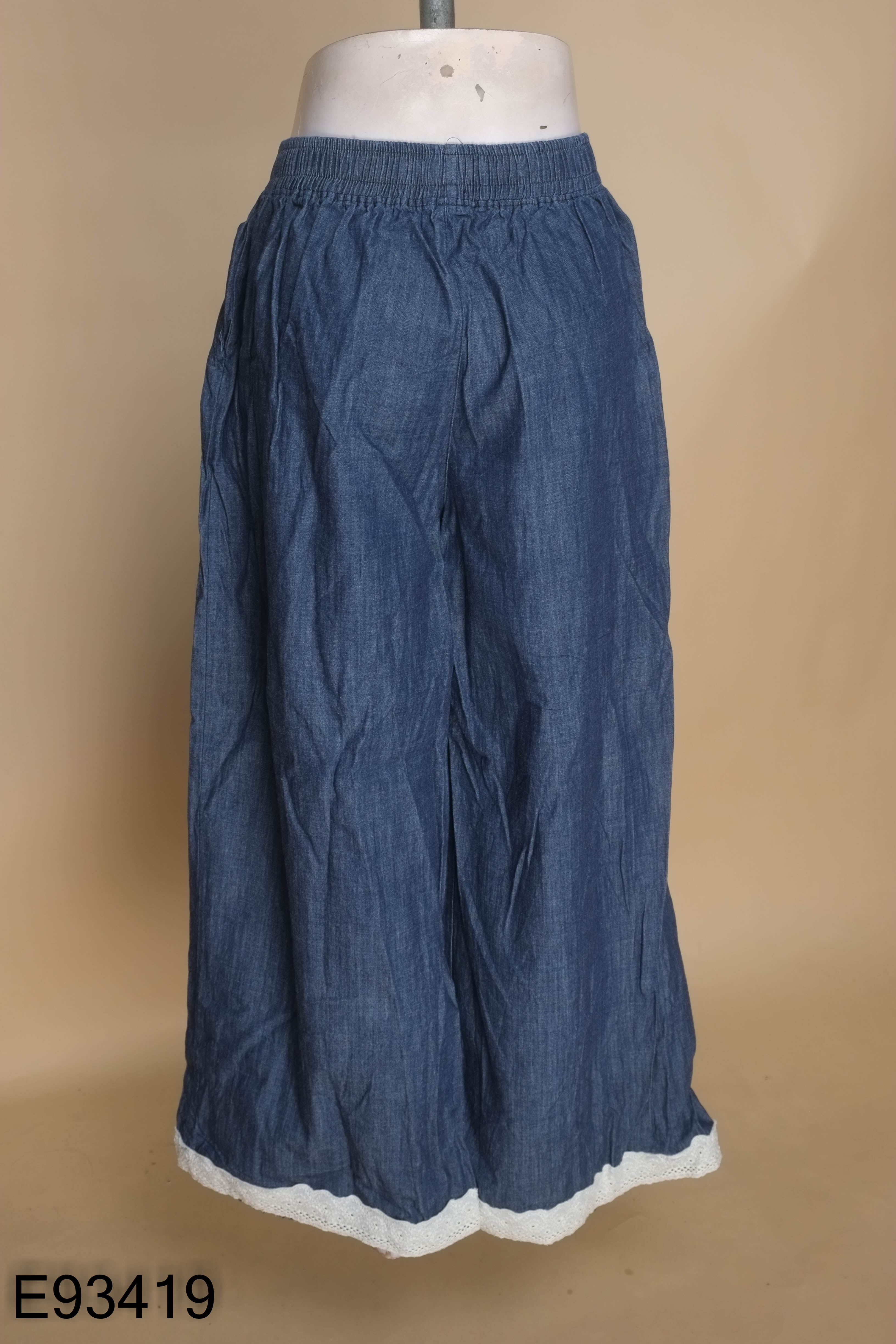 Quần jeans xanh ren ống