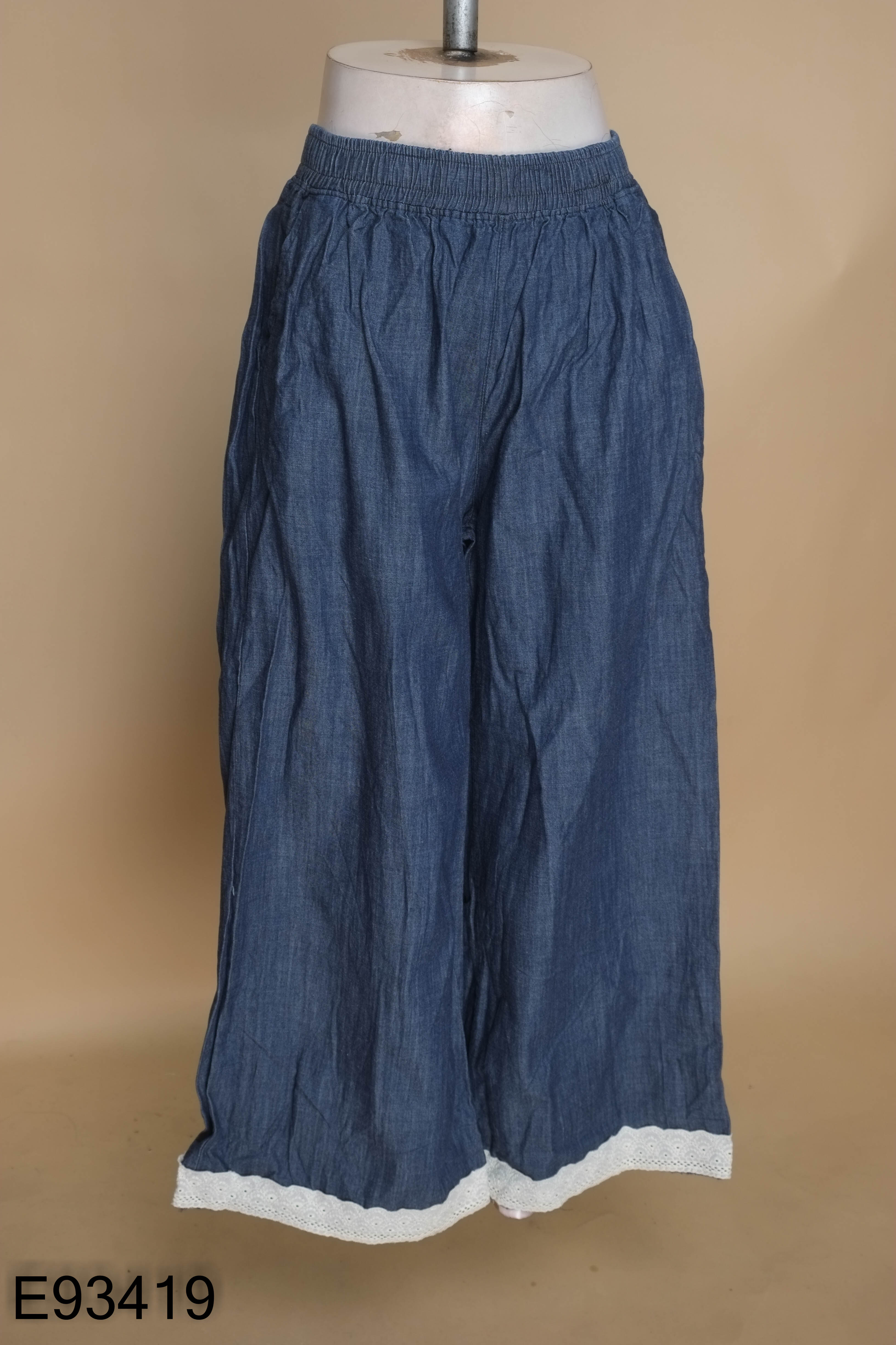 Quần jeans xanh ren ống