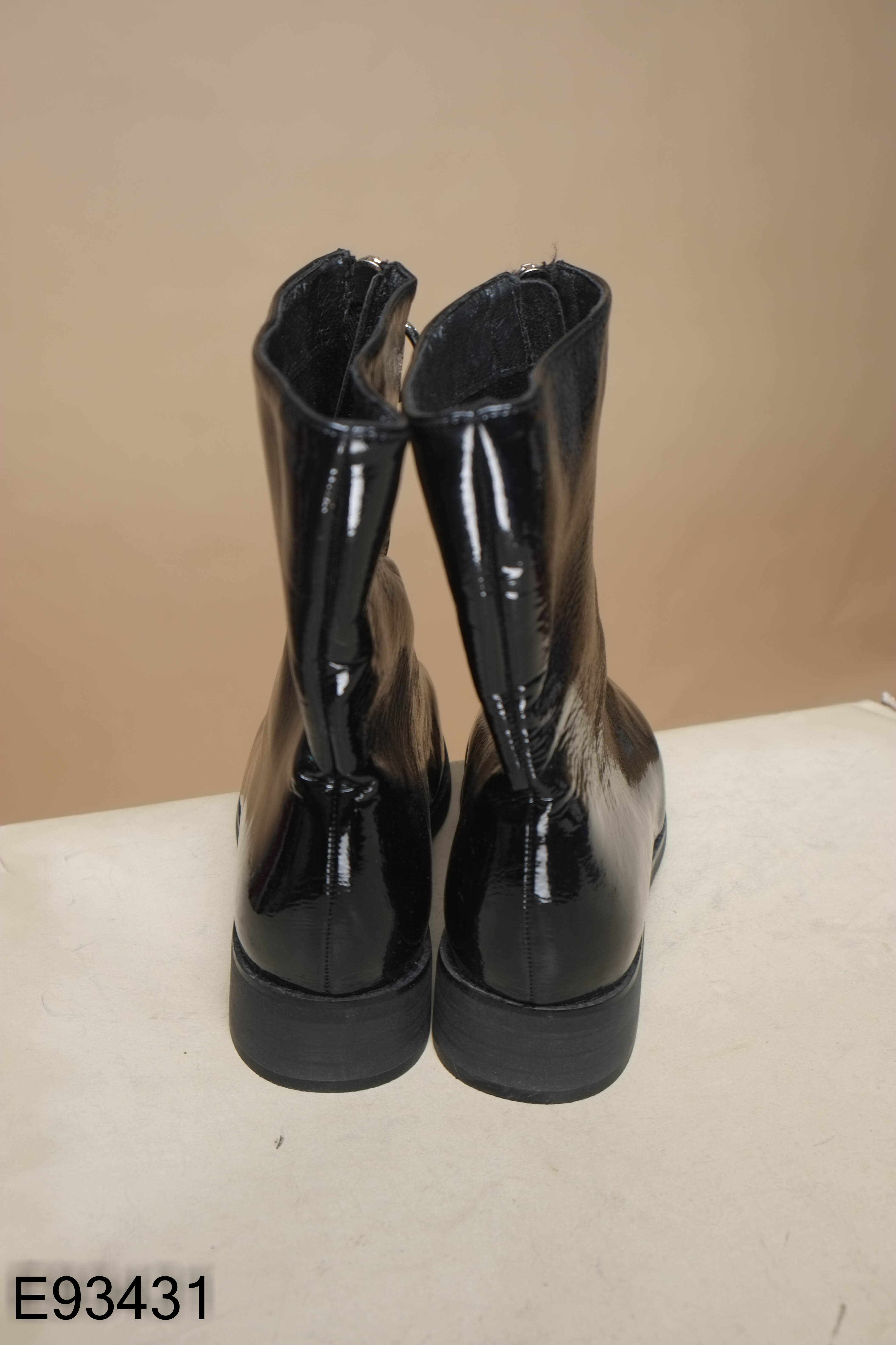 Giày boots đen da bóng