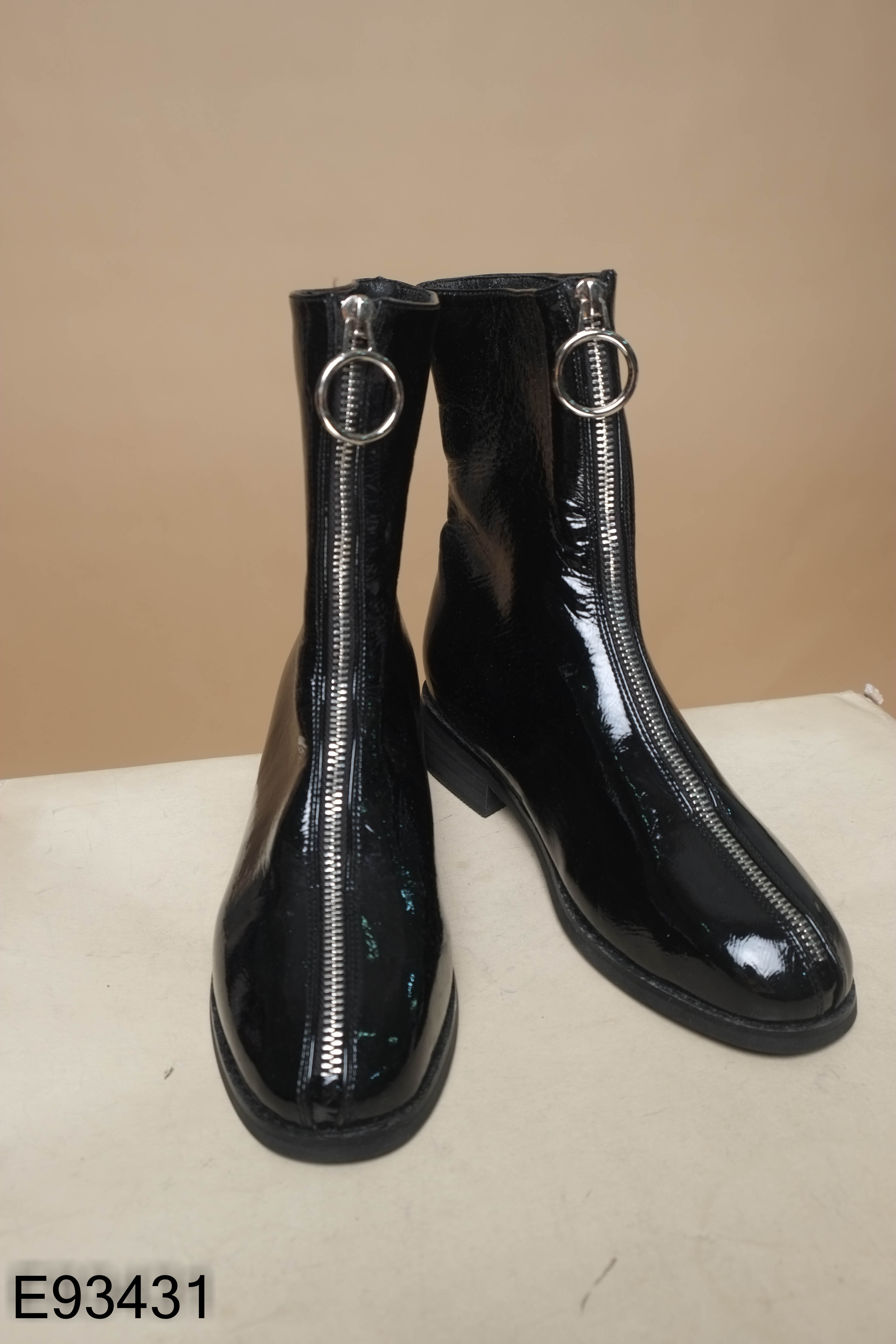 Giày boots đen da bóng